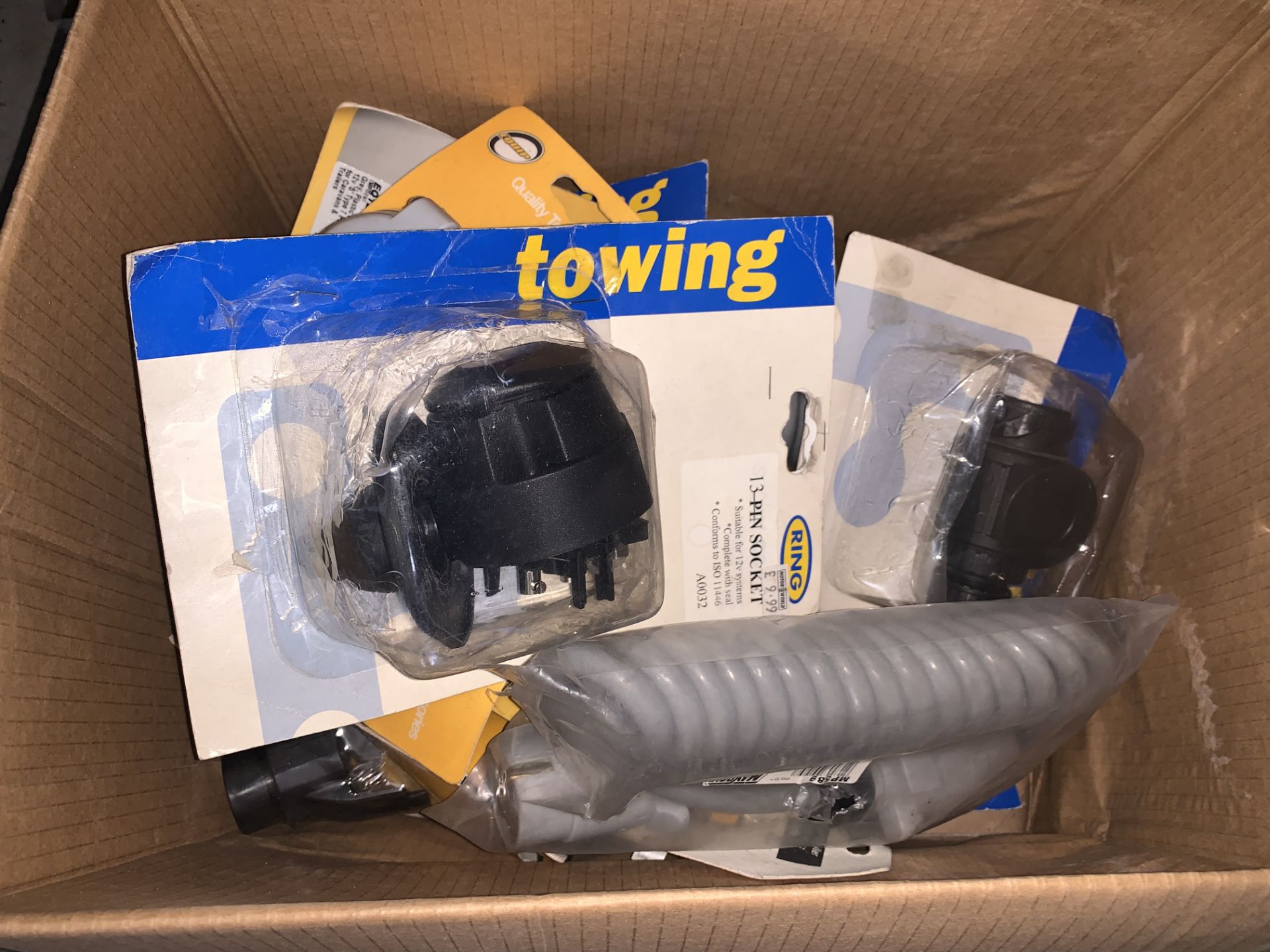 25 PIECE TOWING ACCESSORIES LOTS INCLUDING 13 PIN SOCKETS, 7 PIN SOCKETS, 1.5M CARAVAN CURLY