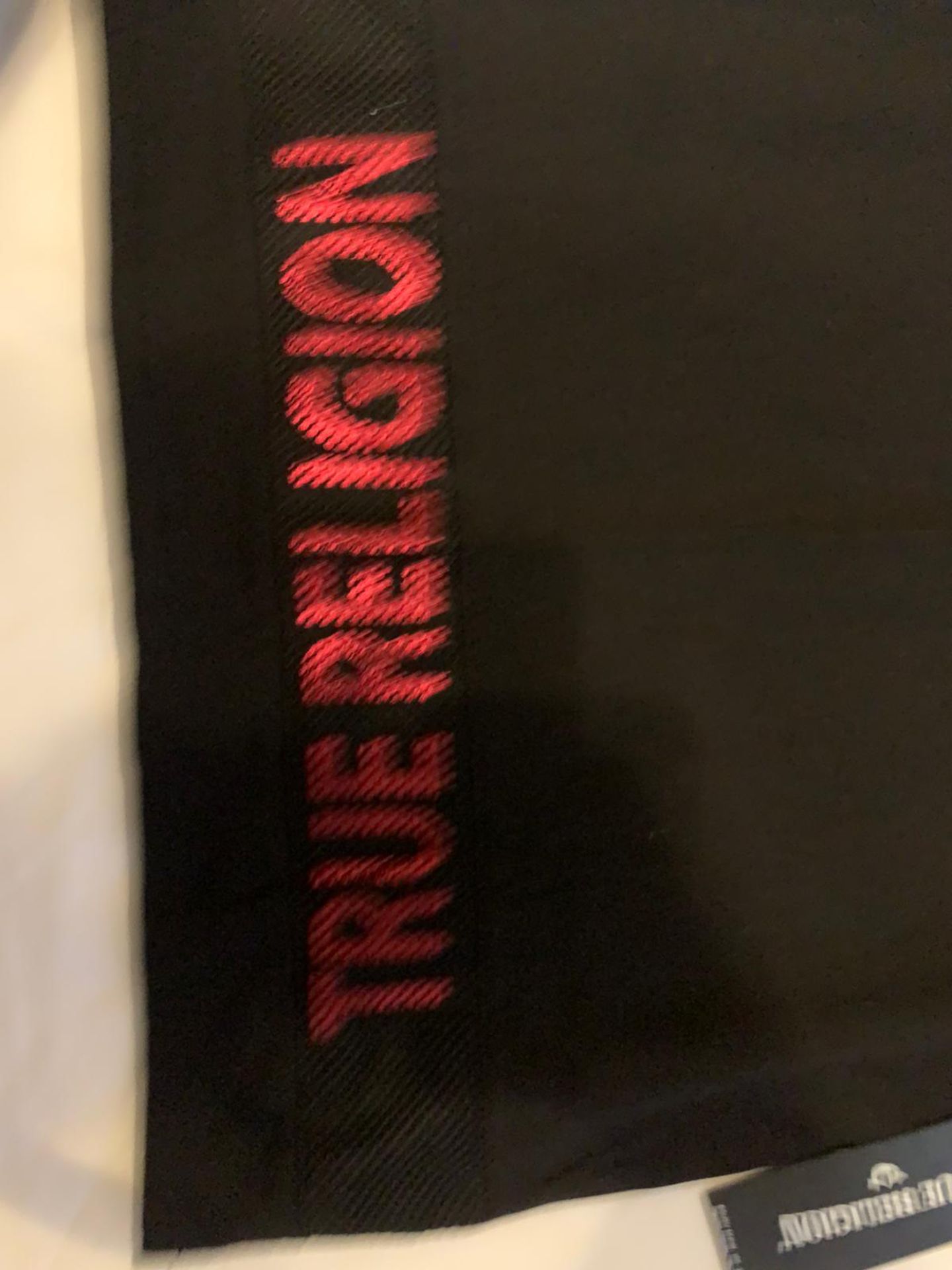 TRUE RELIGION HIGH LOW TEE BLACK/RED FOIL -M AGE 10-12 - Image 2 of 2