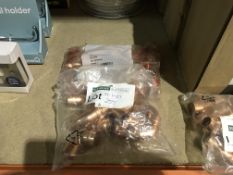 LOT CONTAINING 1 X PACK OF 10 COPPER 22X15X15MM ENDFEED REDUCED TEE AND 1 X BAG OF 10 COPPER 22MM