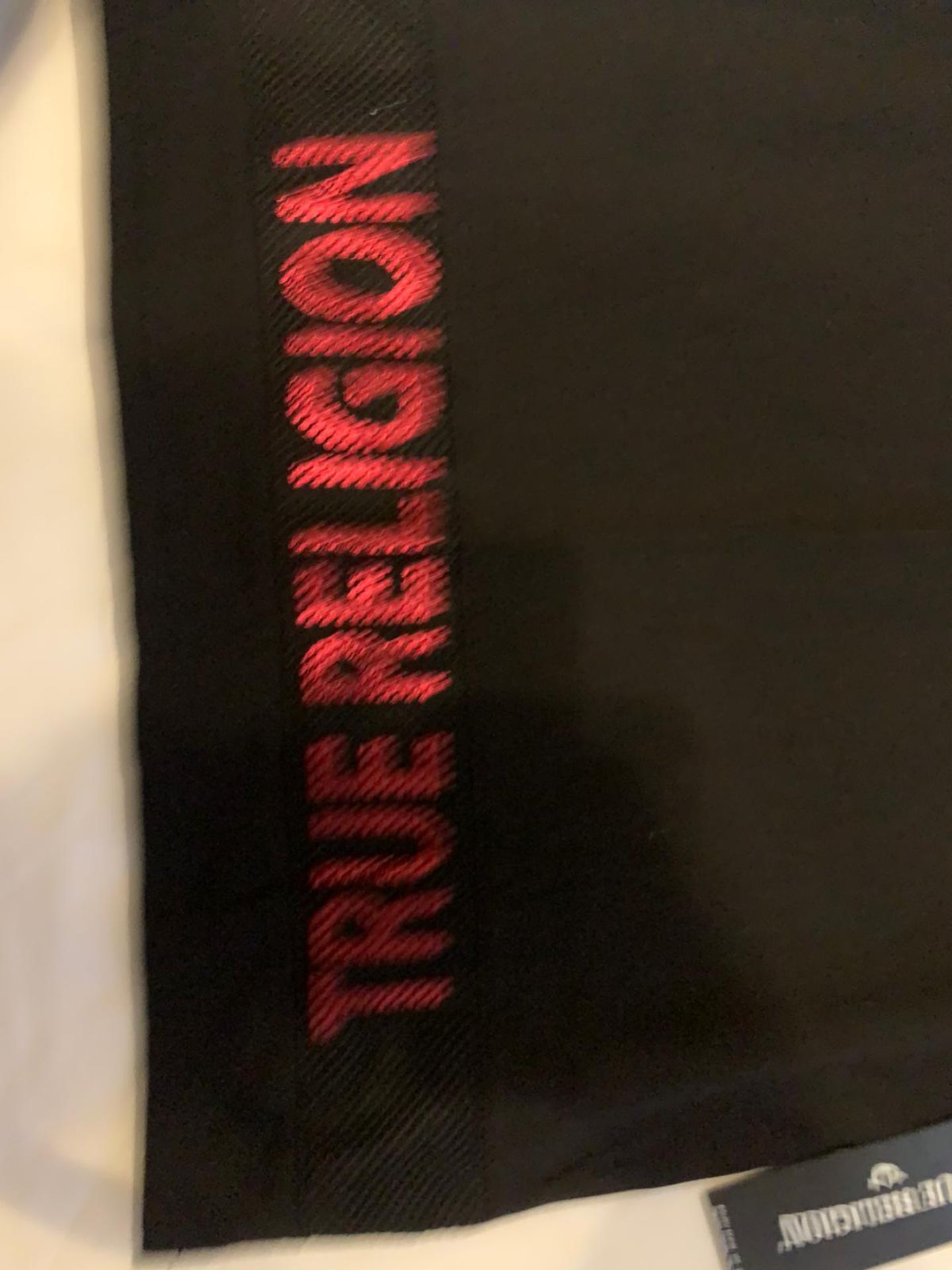 TRUE RELIGION HIGH LOW TEE BLACK/RED FOIL - XL AGE 18-20 - Image 2 of 2