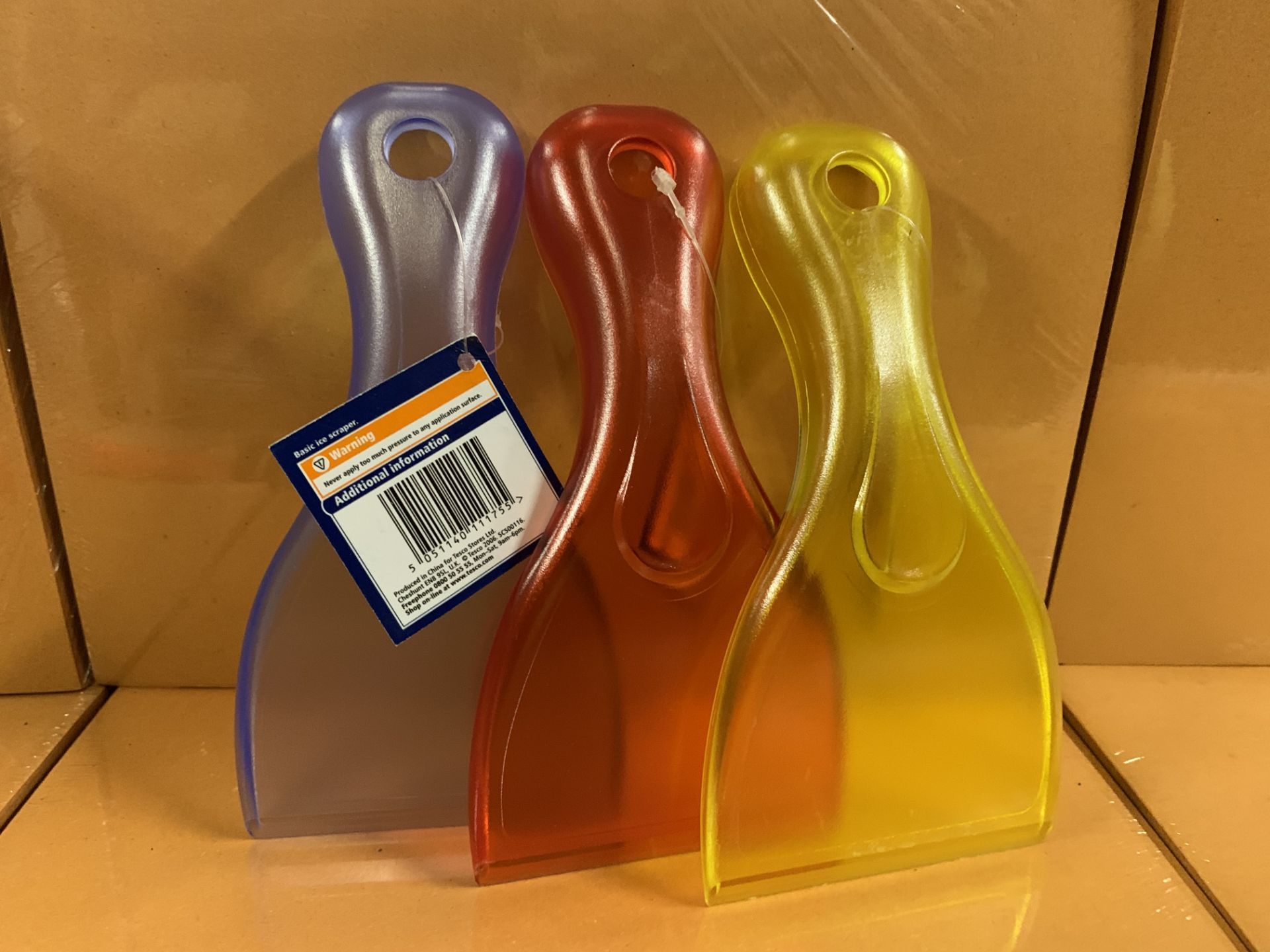 144 x NEW TESCO ICE SCRAPERS IN 4 DIFFERENT COLOURS (208/26)