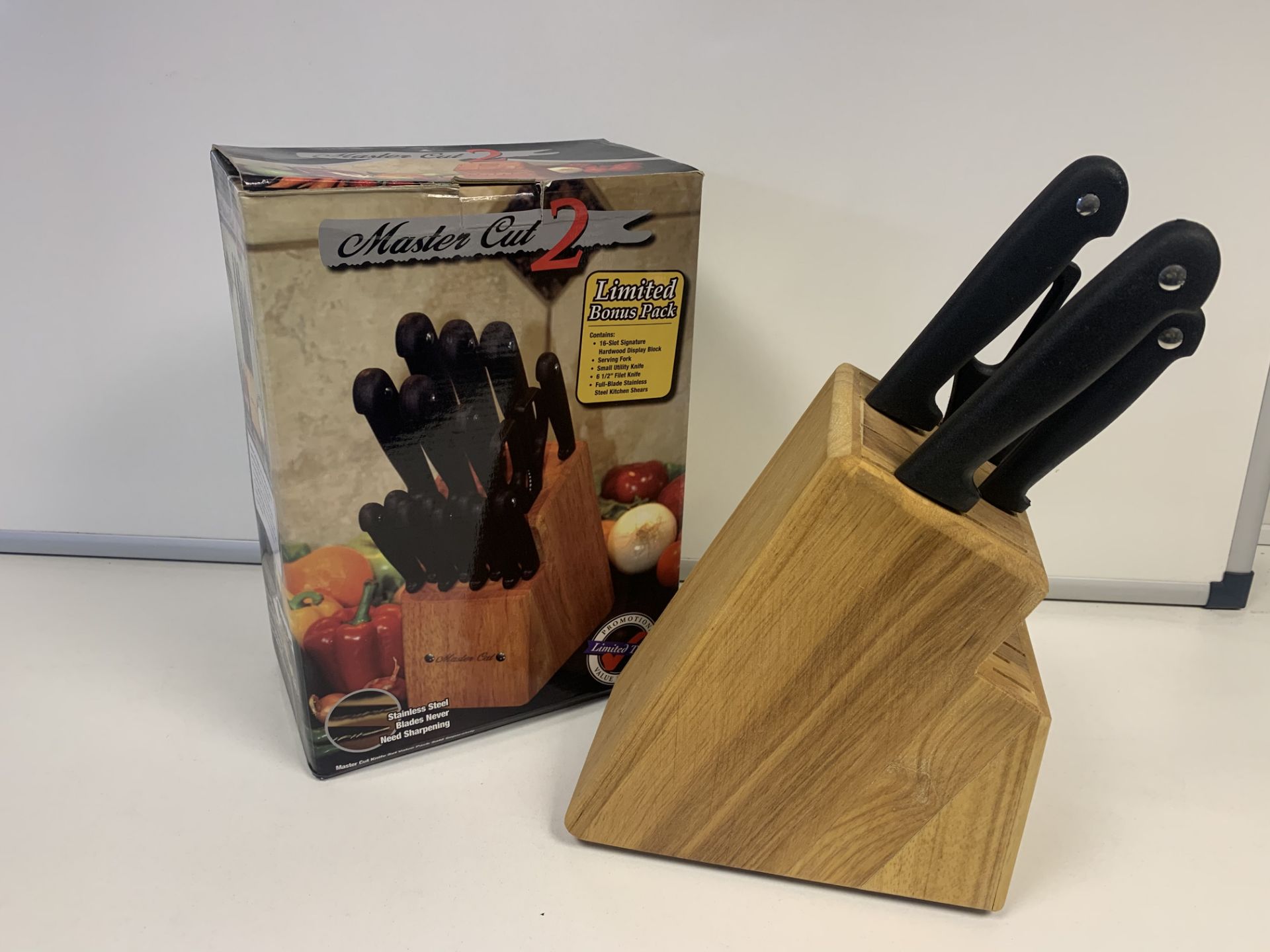 12 X BRAND NEW MASTER CUT 2 LIMITED BONUS PACK WITH 16 PIECE KNIFE BLOCK INCLUDING 4 KNIVES