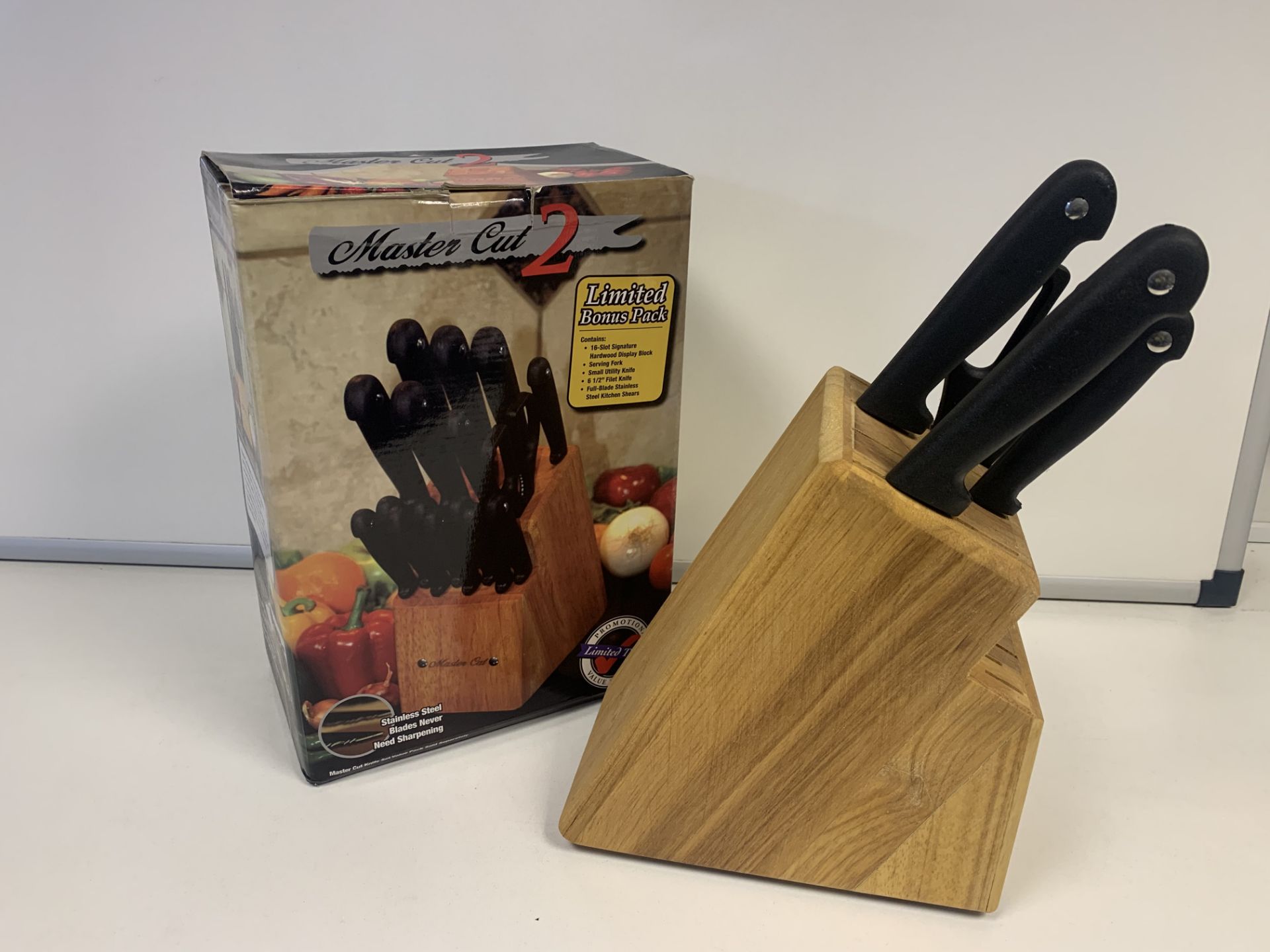 12 X BRAND NEW MASTER CUT 2 LIMITED BONUS PACK WITH 16 PIECE KNIFE BLOCK INCLUDING 4 KNIVES