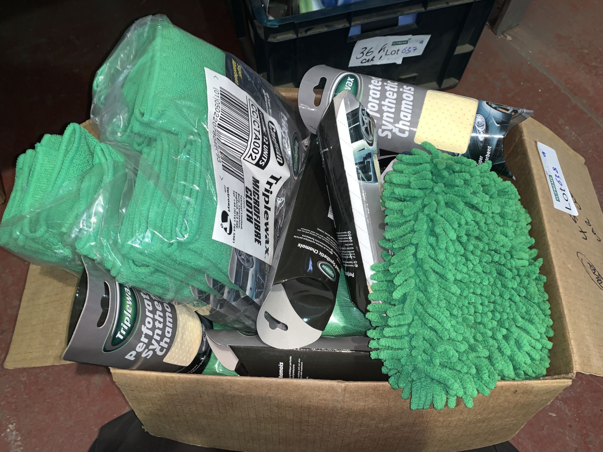 45 PIECE CAR CLEANING LOT INCLUDING MICROFIBRE CLOTH, CHAMOIS, ETC