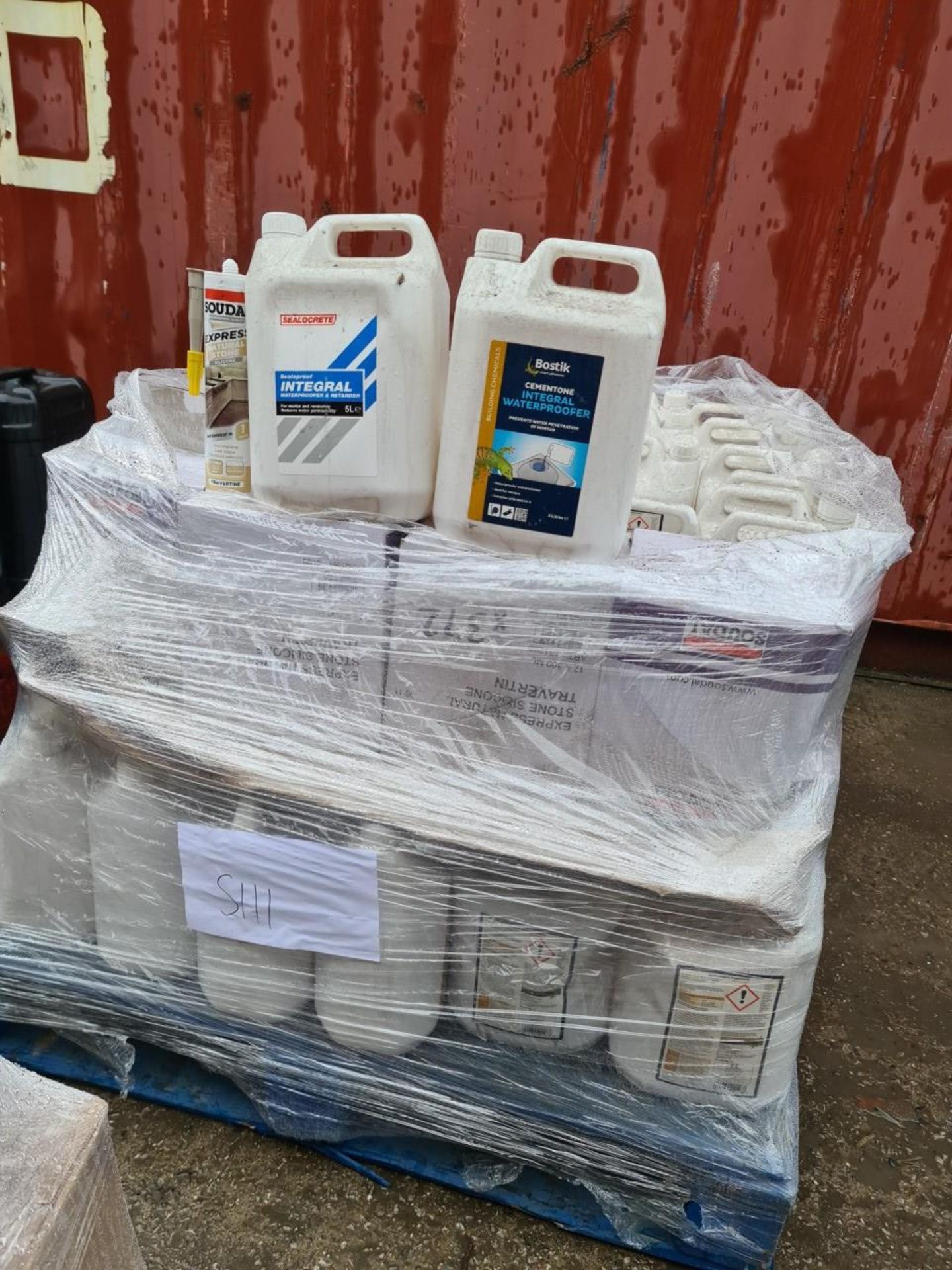 (S111) PALLET TO CONTAIN 70 x 5L TUBS CONTAINING SEALOCRETE SEALOPROOF INTEGRAL WATERPROOFER &