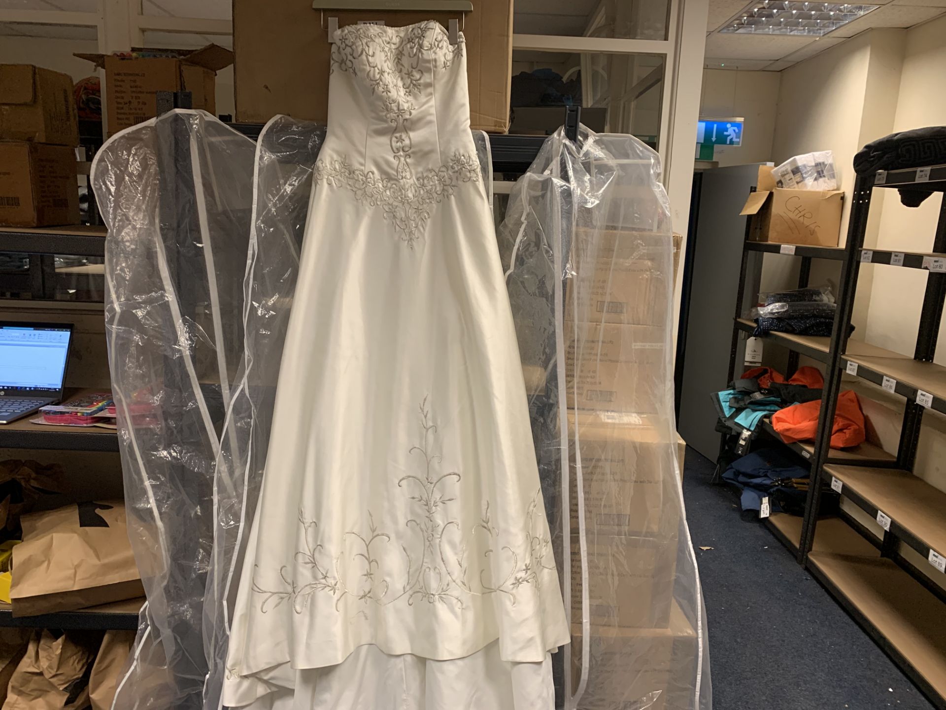 UNKNOWN SIZE WHITE WEDDING DRESS
