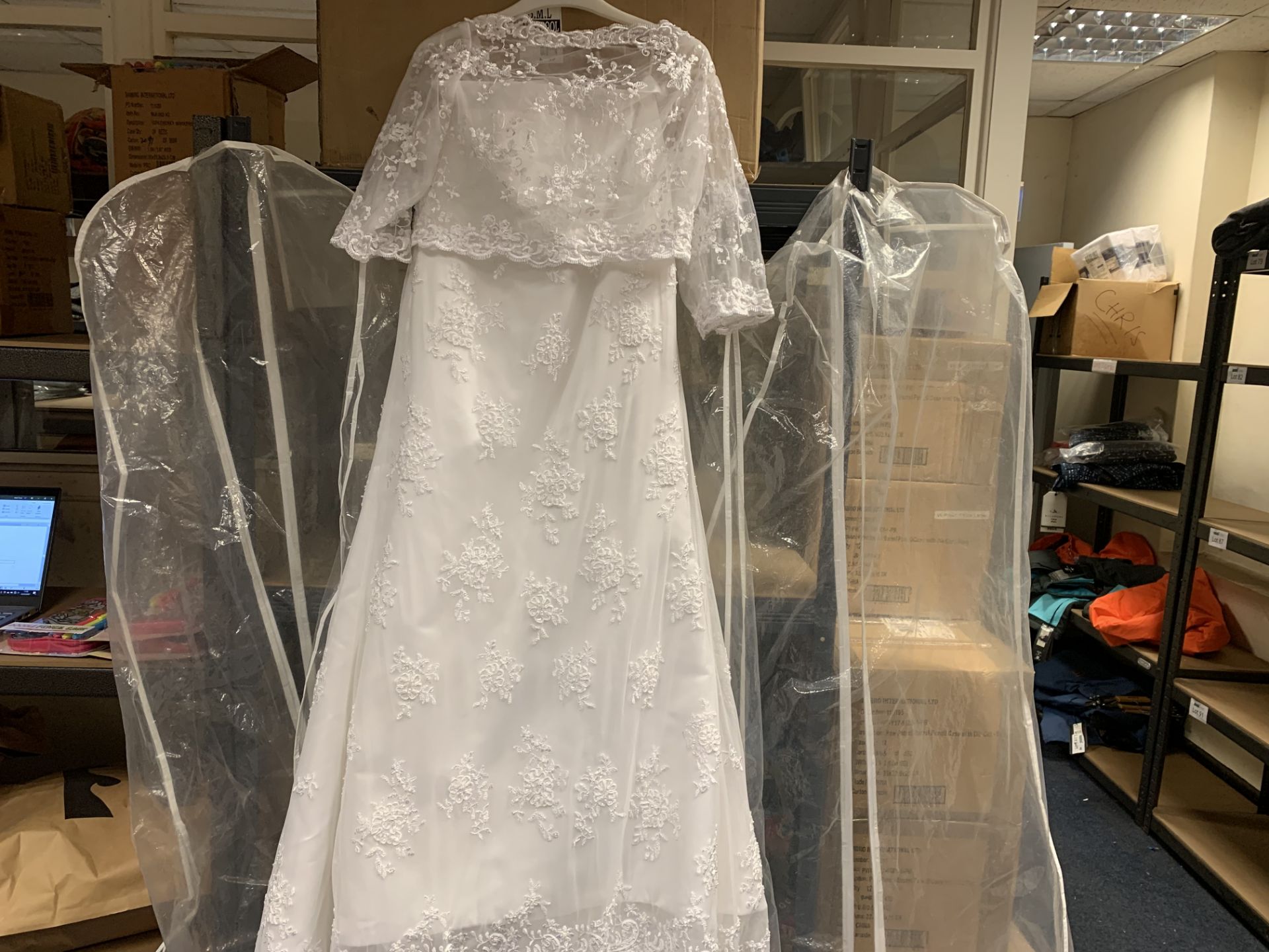 UNKNOWN SIZE WHITE WEDDING DRESS