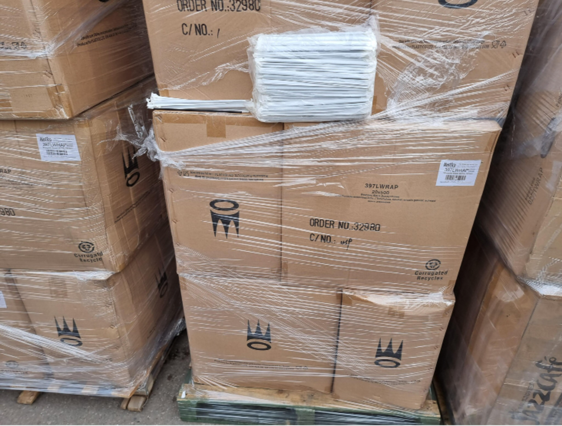 PALLET TO CONTAIN 144 x NEW PACKAGED ICONS EMOJI SOFT PLUSH CUSHIONS - Image 3 of 3