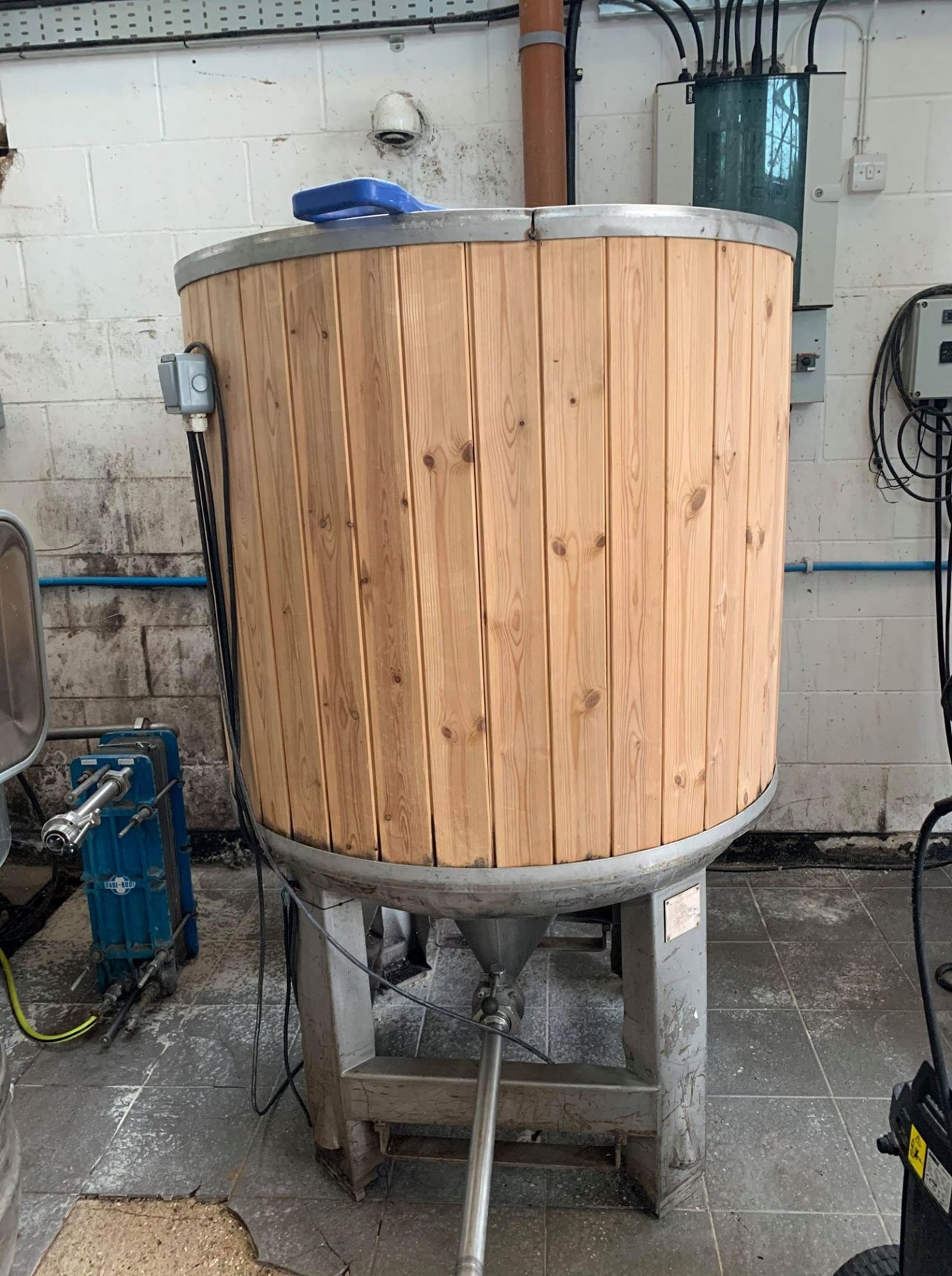 DC Norris stainless steel timber clad 900-litre vertical cylindrical insulated mash tun no. 507 (