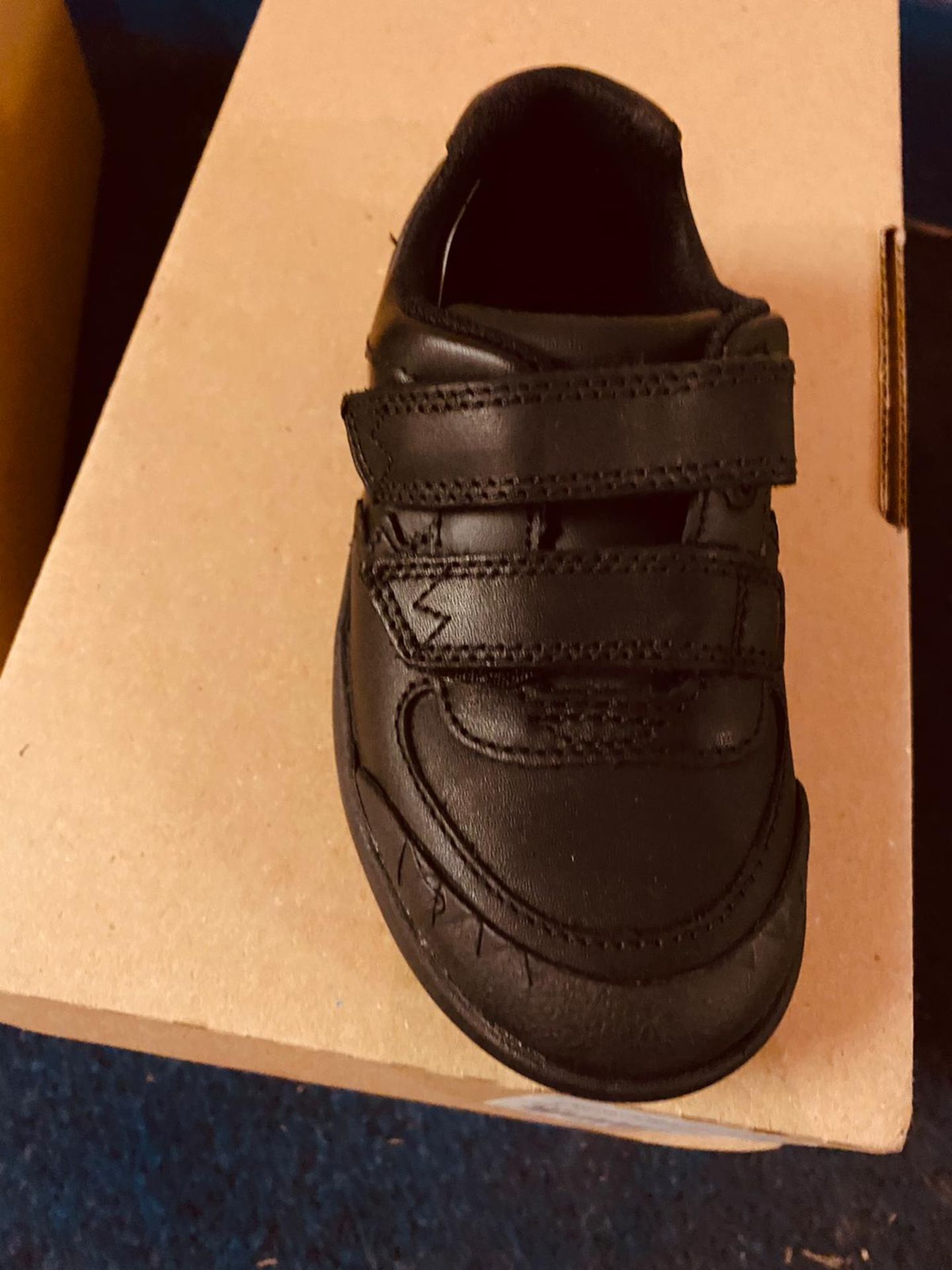 NEW AND BOXED BLACK CLARKS I-7 - Image 2 of 2