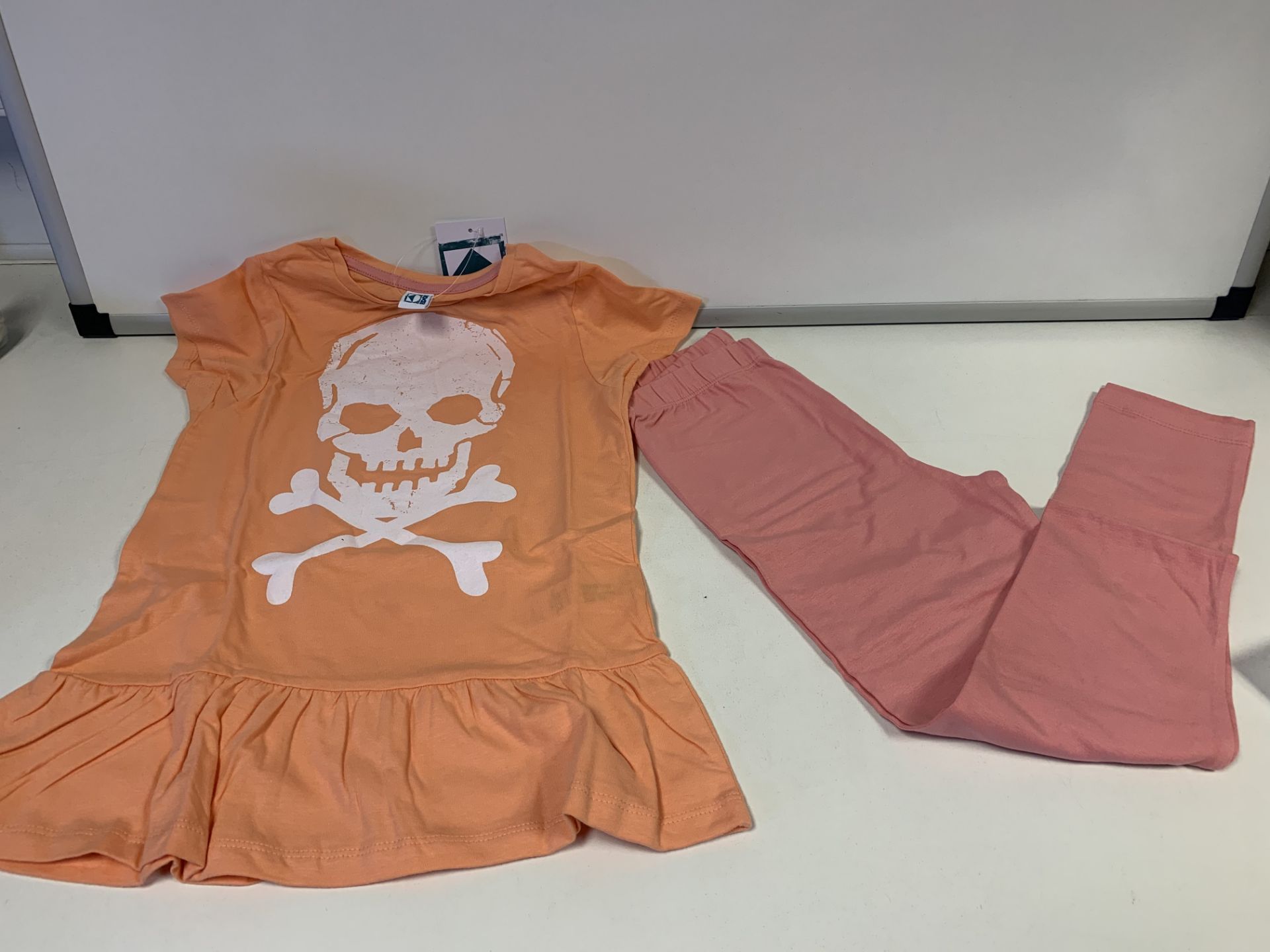 (NO VAT) 15 X BRAND NEW EDGE CHILDRENS CORAL AND PINK TOP AND LEGGINGS SETS SIZE 7-8 (46/2)