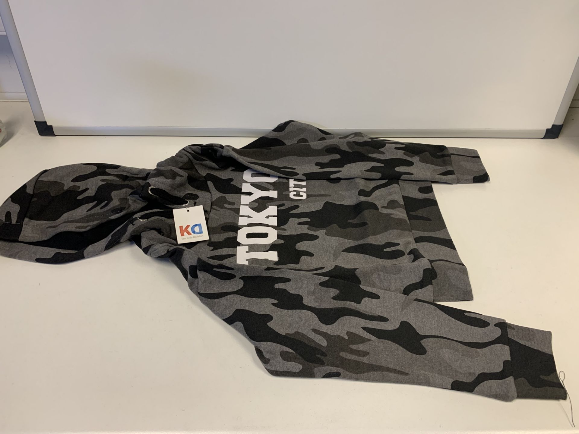 (NO VAT) 14 X BRAND NEW THE KIDS DIVISION CAMO HOODIES SIZE 4-5 (50/2)
