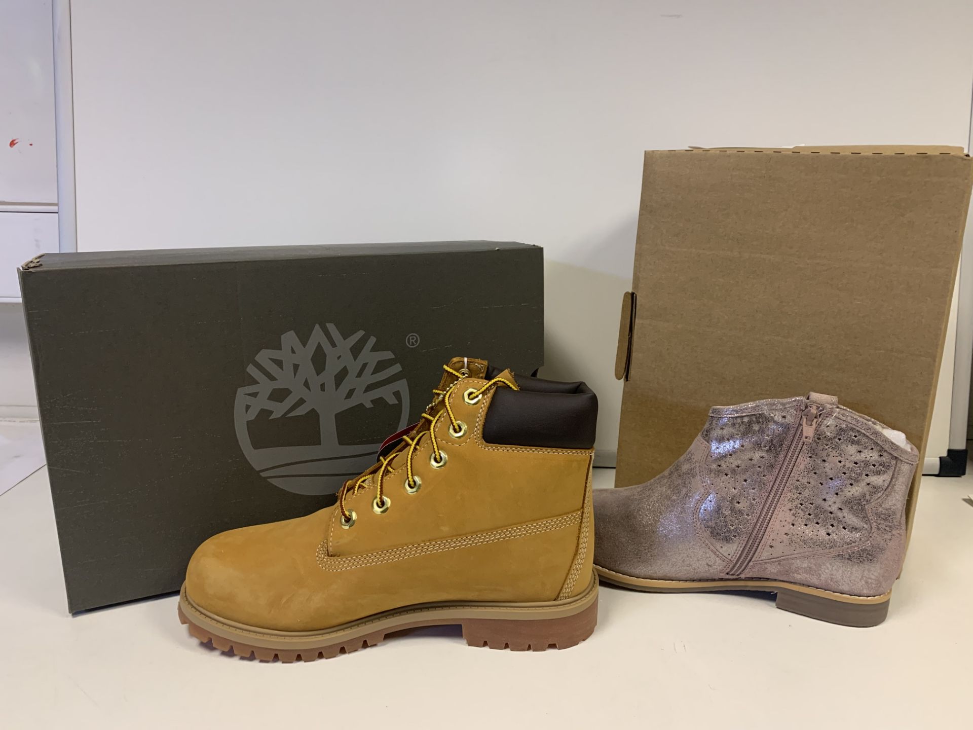 (NO VAT) 2 X BRAND NEW CHILDRENS TIMBERLAND MEDIUM W WHEAT BOOTS SIZE J6 AND 2 X KIDS DIVISION