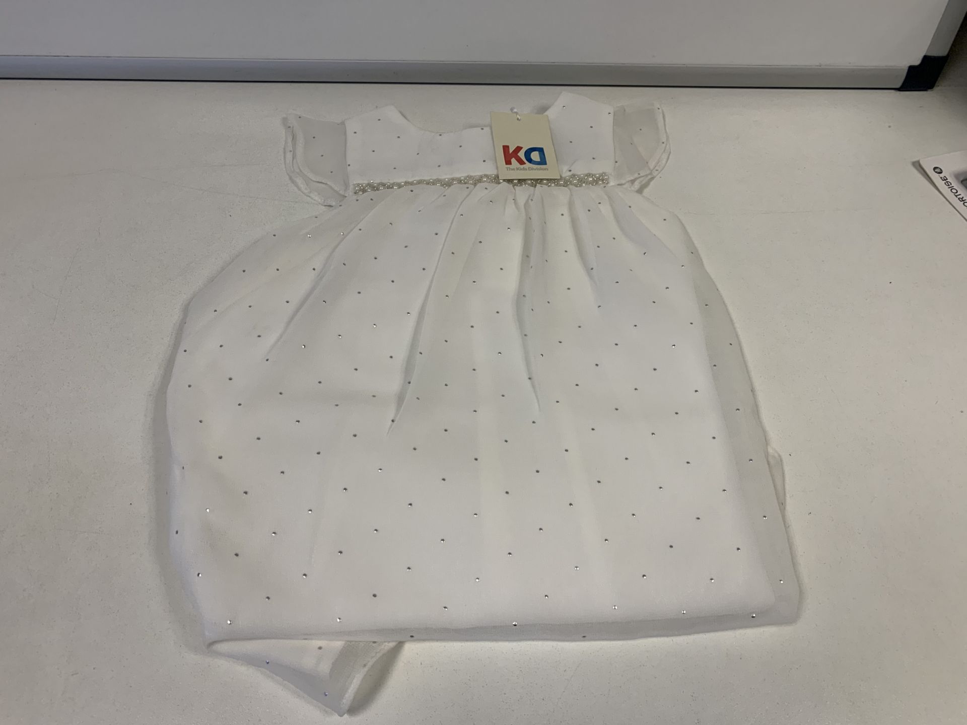 (NO VAT) 15 X BRAND NEW KIDS DIVISON CHILDRENS WHITE OCCASIONAL DRESSES AGE 9-12 MONTHS