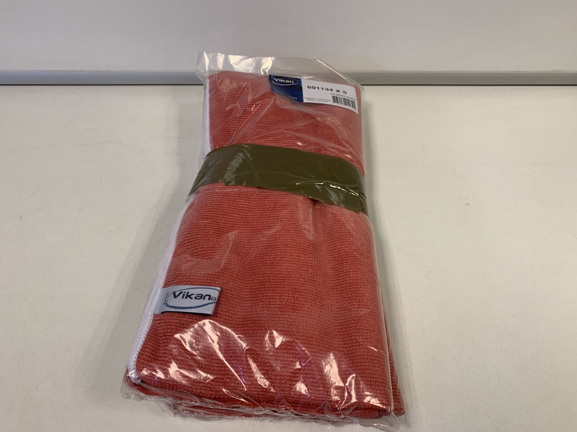 60 X BRAND NEW PACKS OF 5 VIKAN 32 X 32CM RED MICROFIBRE CLOTHS