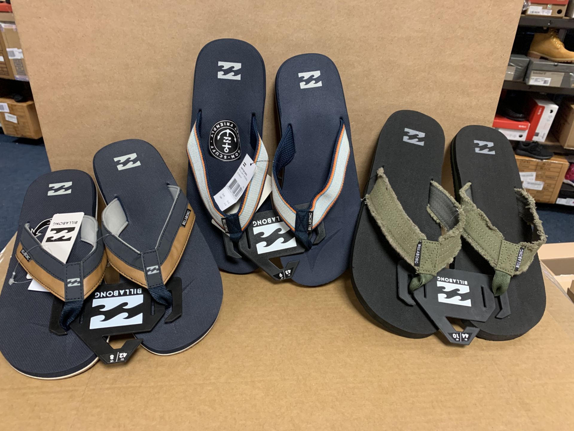 17 X BRAND NEW BILLABONG FLIP FLOPS/SLIDERS IN VARIOUS STYLES AND SIZES