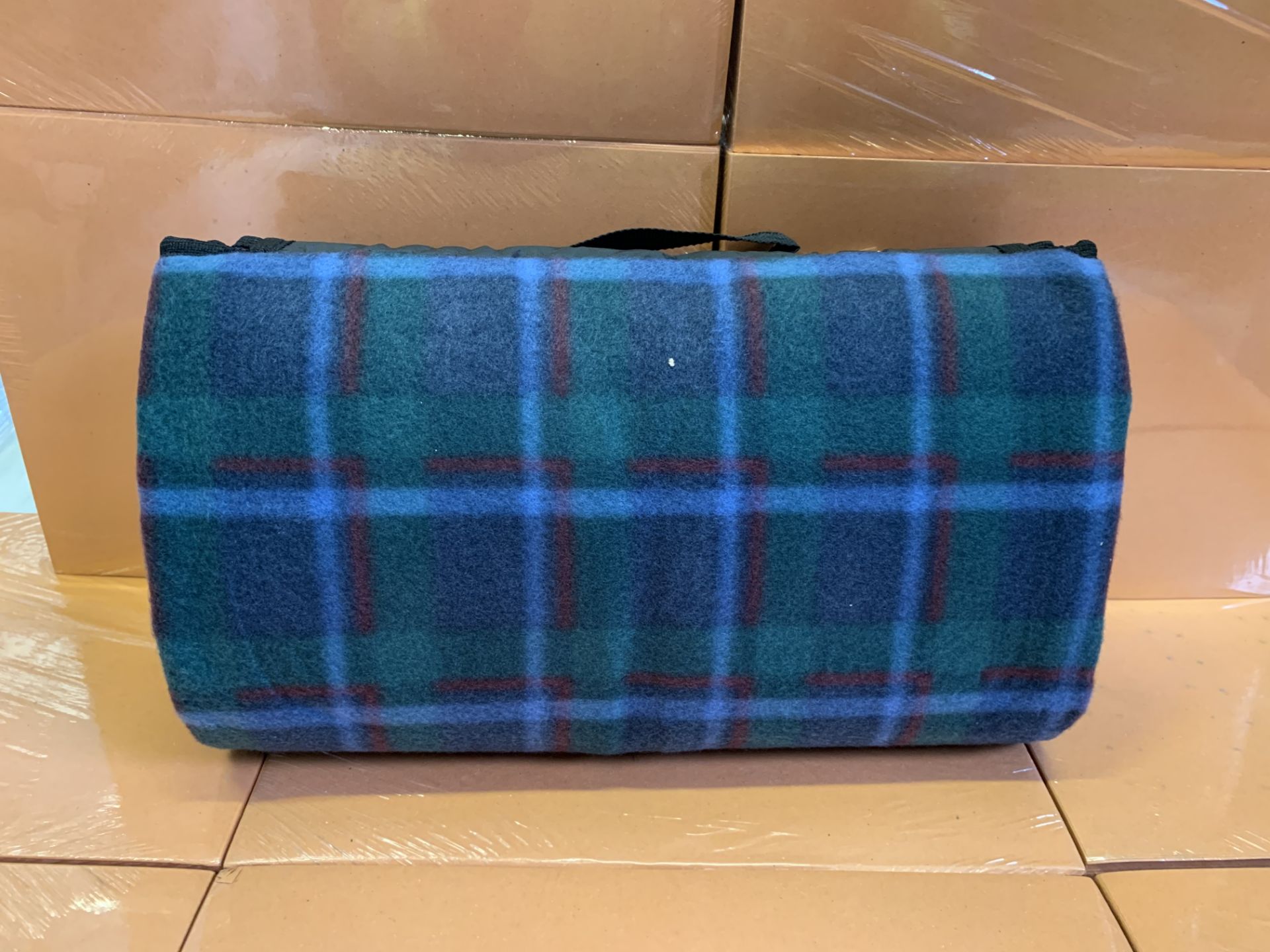 30 X BRAND NEW PICNIC RUGS IN 3 BOXES