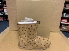 (NO VAT) 4 X BRAND NEW UGG CHESTNUT STAR BOOTS SIZE J3