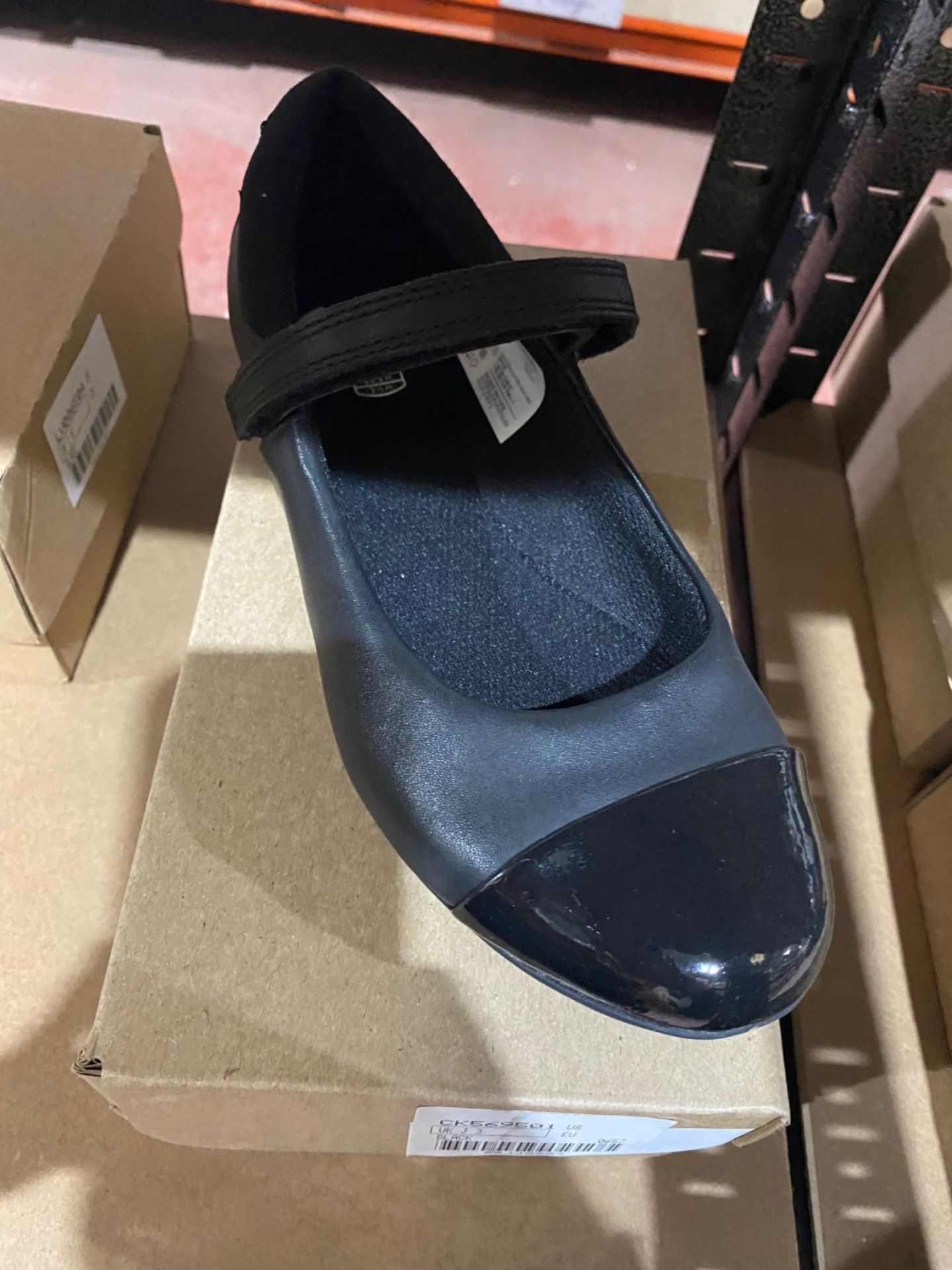 NEW & BOXED CLARKS BLACK SHOE SIZE JUNIOR 3 - Image 2 of 3