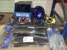 30 PIECE MIXED CYCLING LOT INCLUDING MUD GUARDS, HELMETS, BIKE PROPS, ETC (181/16)