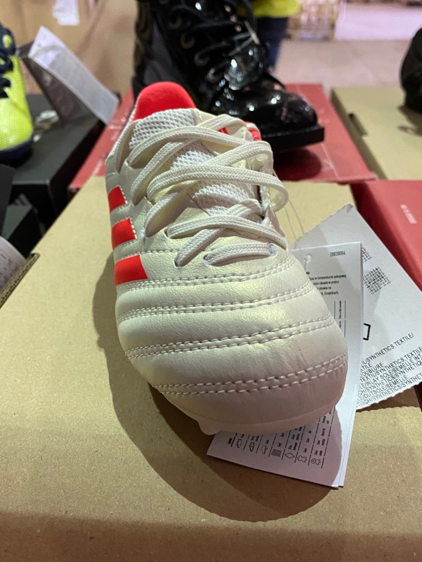 NEW & BOXED ADIDAS OFF WHITE FOOTBAL BOOT SIZE INFANT 10 - Image 2 of 2