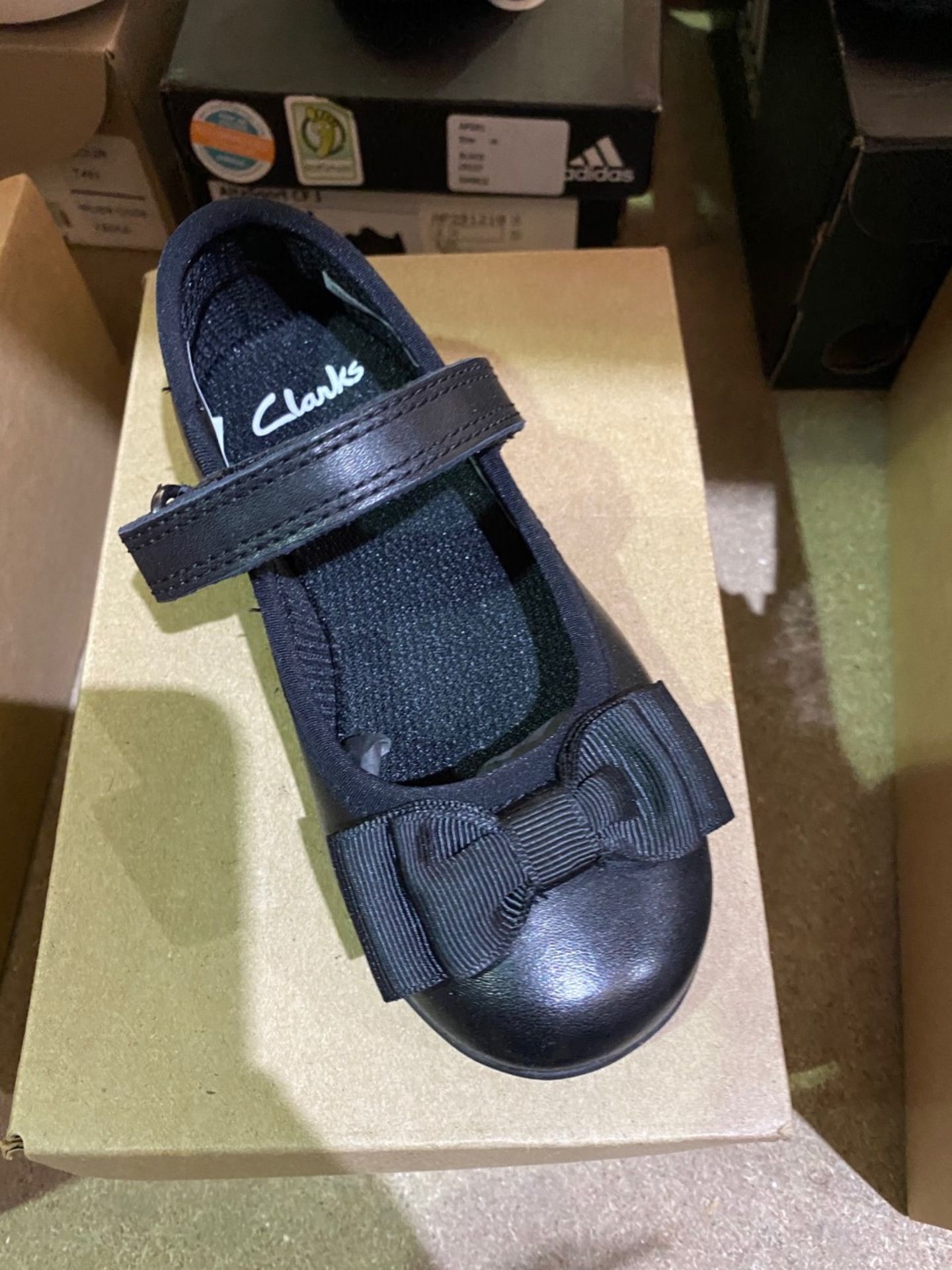 NEW & BOXED CLARKS BLACK BOW SHOE SIZE INFANT 7 - Image 2 of 2