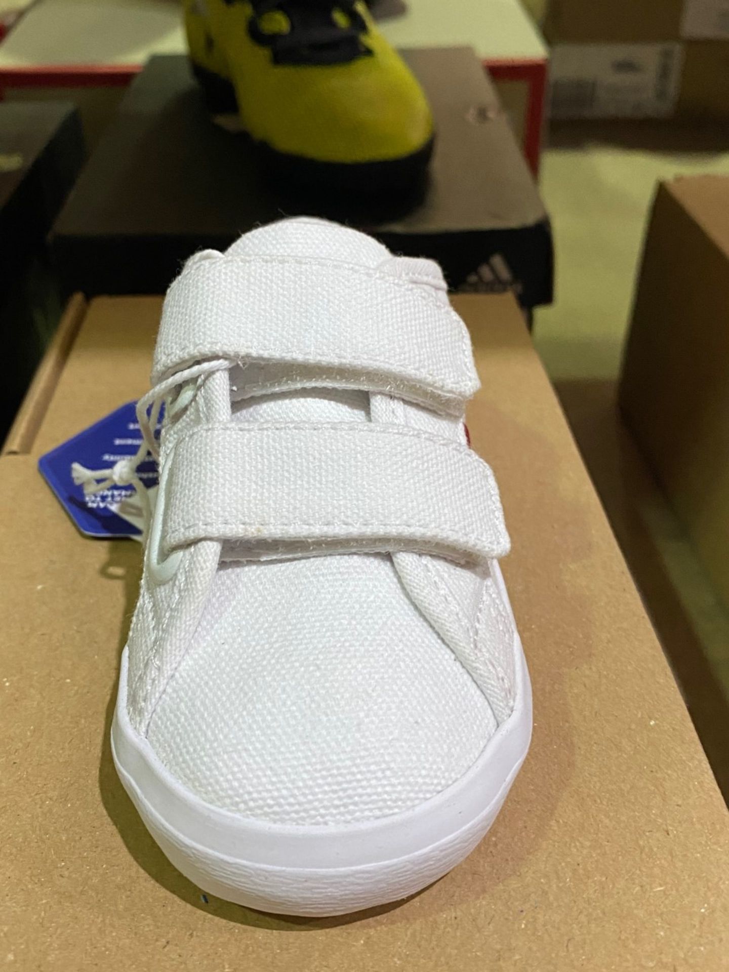 NEW & BOXED LACOSTE WHITE/PINK TRAINER SIZE INFANT 4 - Image 2 of 2
