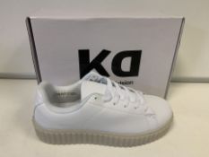 (NO VAT) 6 X BRAND NEW LIGHT UP WHITE TRAINERS SIZE J1 (1096/16)