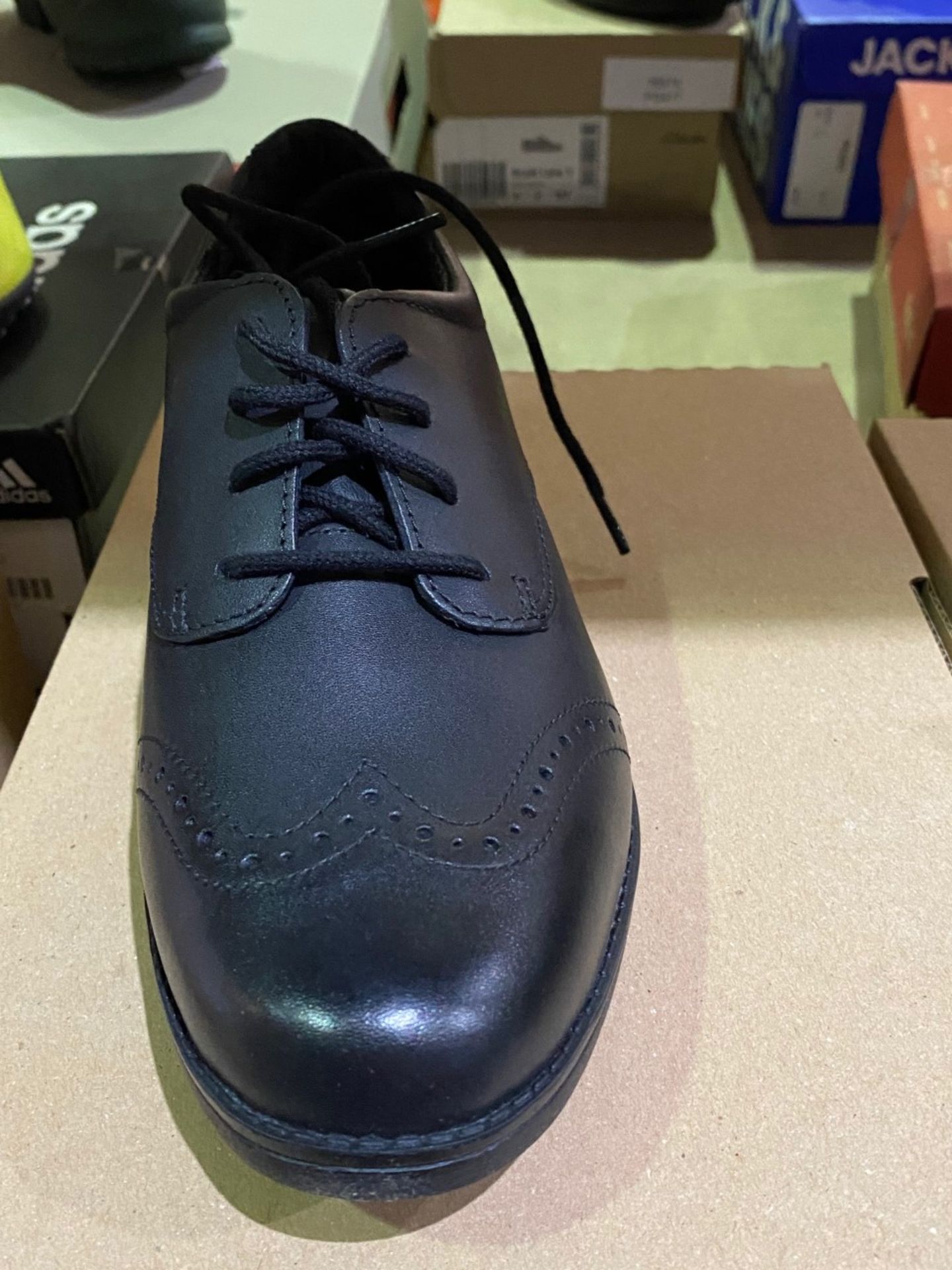 NEW & BOXED CLARKS BLACK FORMAL SHOE SIZE JUNIOR 3 - Image 2 of 2