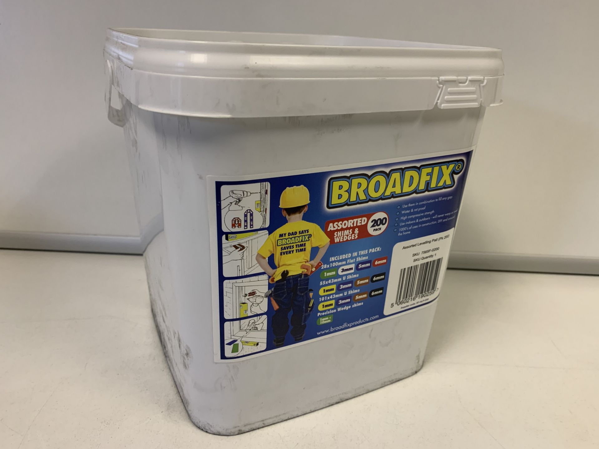 20 x NEW SEALED BOXES OF APPROX. 200 BROADFIX LEVELLING PAILS. RRP £19 PER BOX (APPROX. 4,000