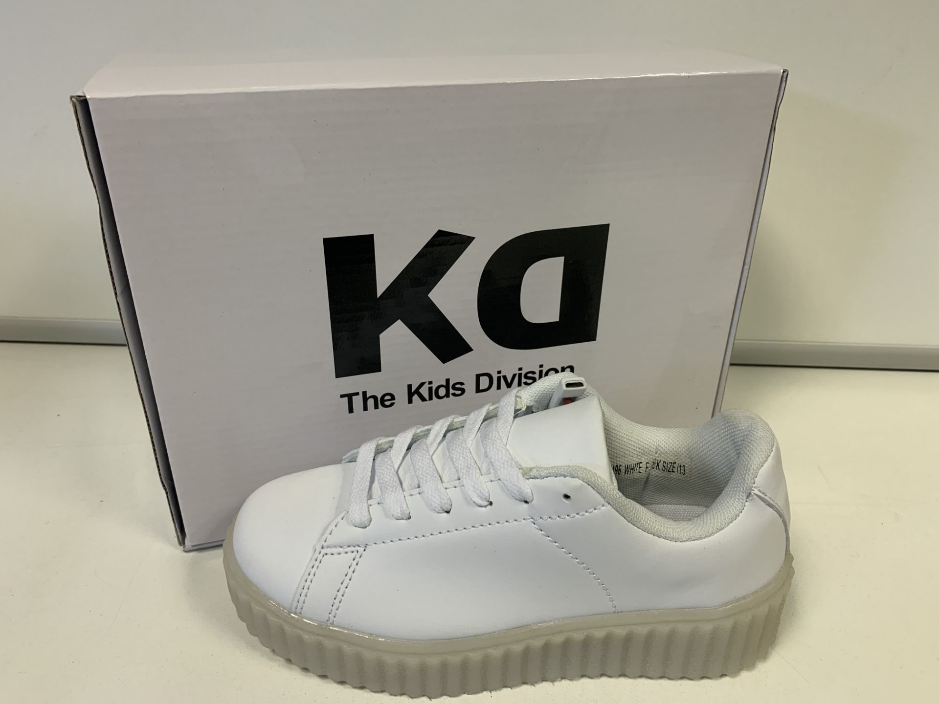 (NO VAT) 6 X BRAND NEW KIDS DIVISION WHITE LIGHT UP SNEAKERS SIZE I13