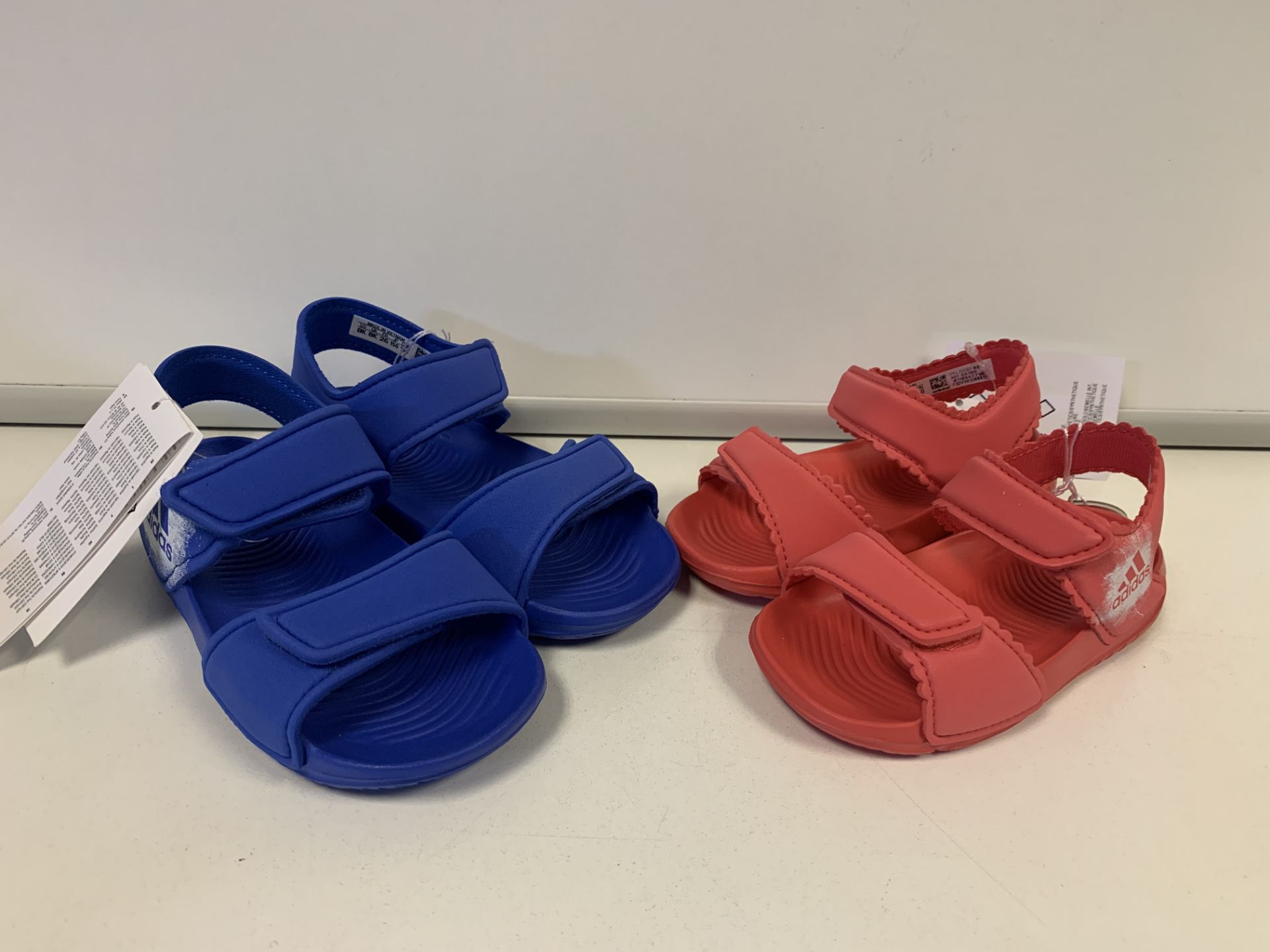 (NO VAT) 9 X BRAND NEW ADIDAS ALTA SANDALS IN VARIOUS SIZES AND COLOURS