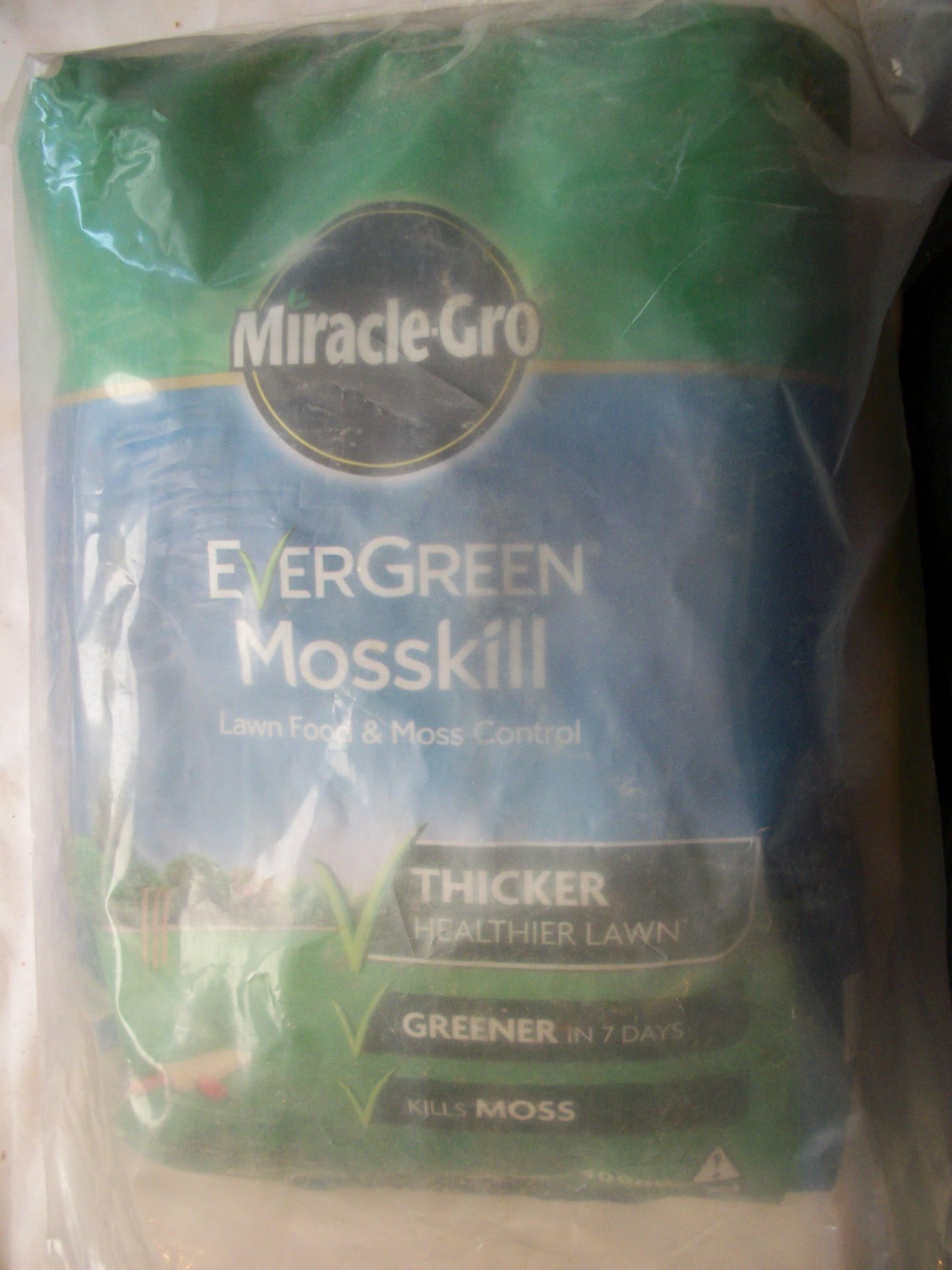 Miracle-Gro Evergreen Mosskill covers approx 400m2
