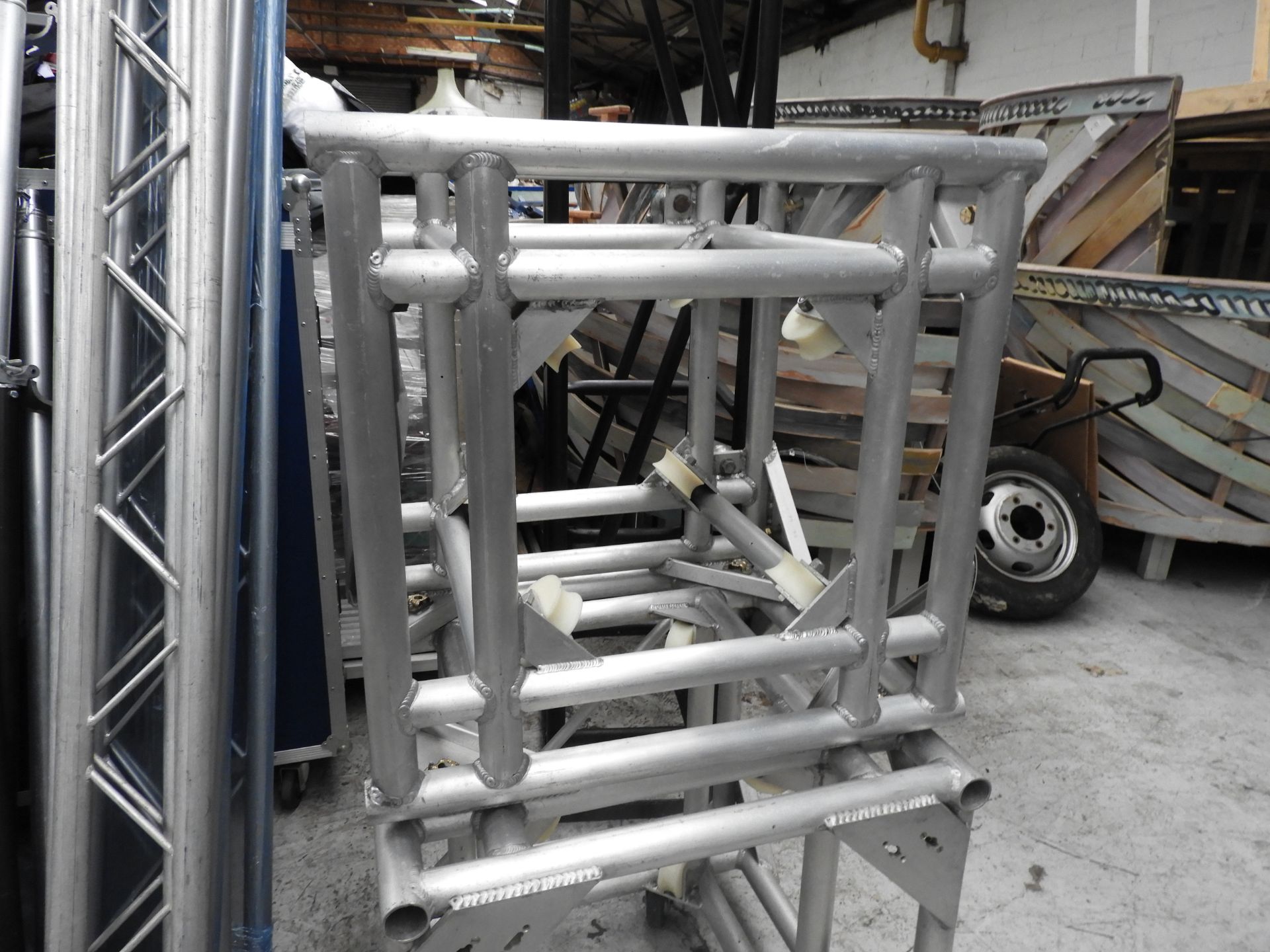 Thomas Truss climbers / roller blocks 26 x 30 x 26 to run on 12' square uprights - Image 2 of 4