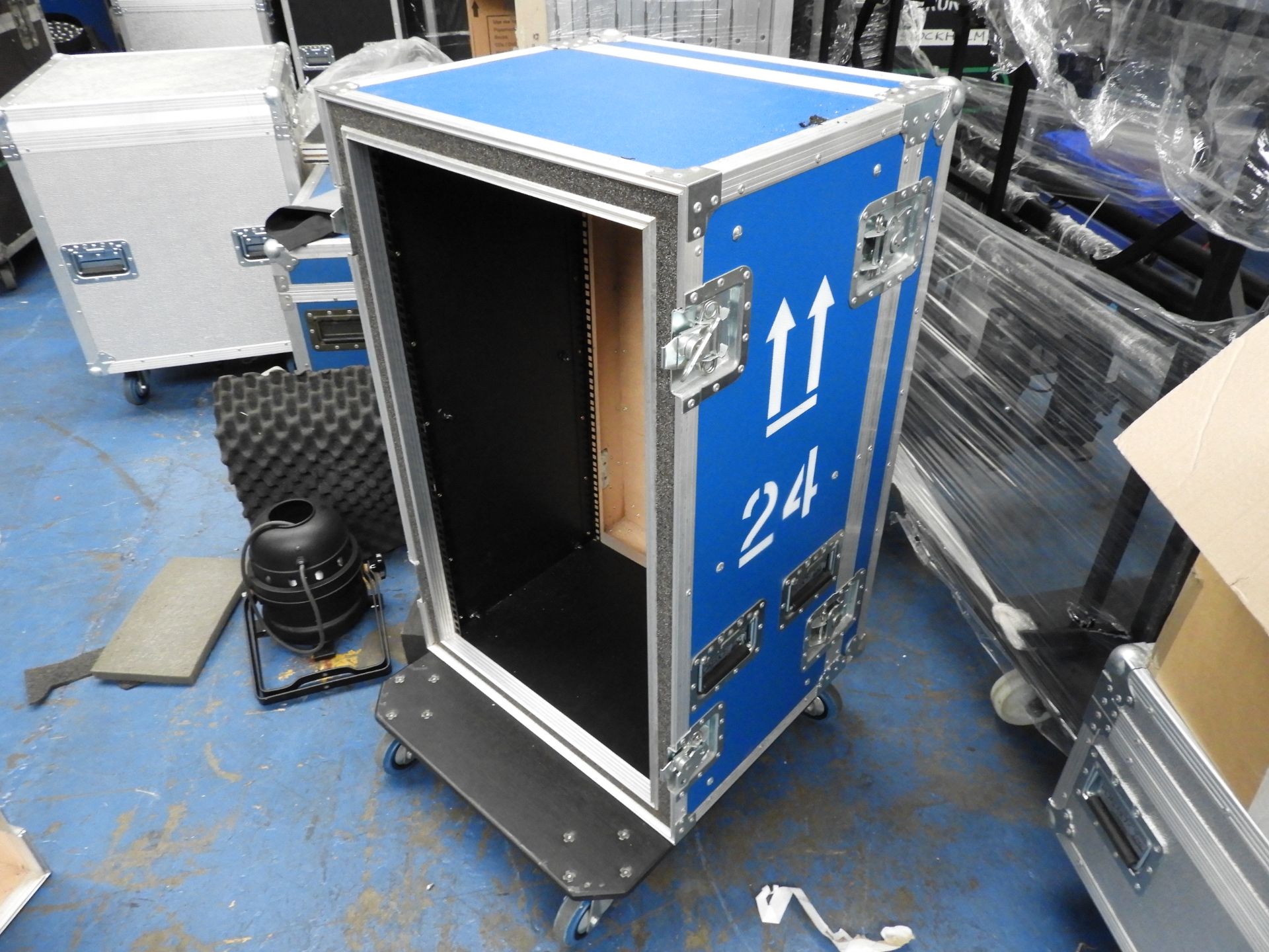 Blue 15 unit rack flight case on wheels - Image 3 of 4