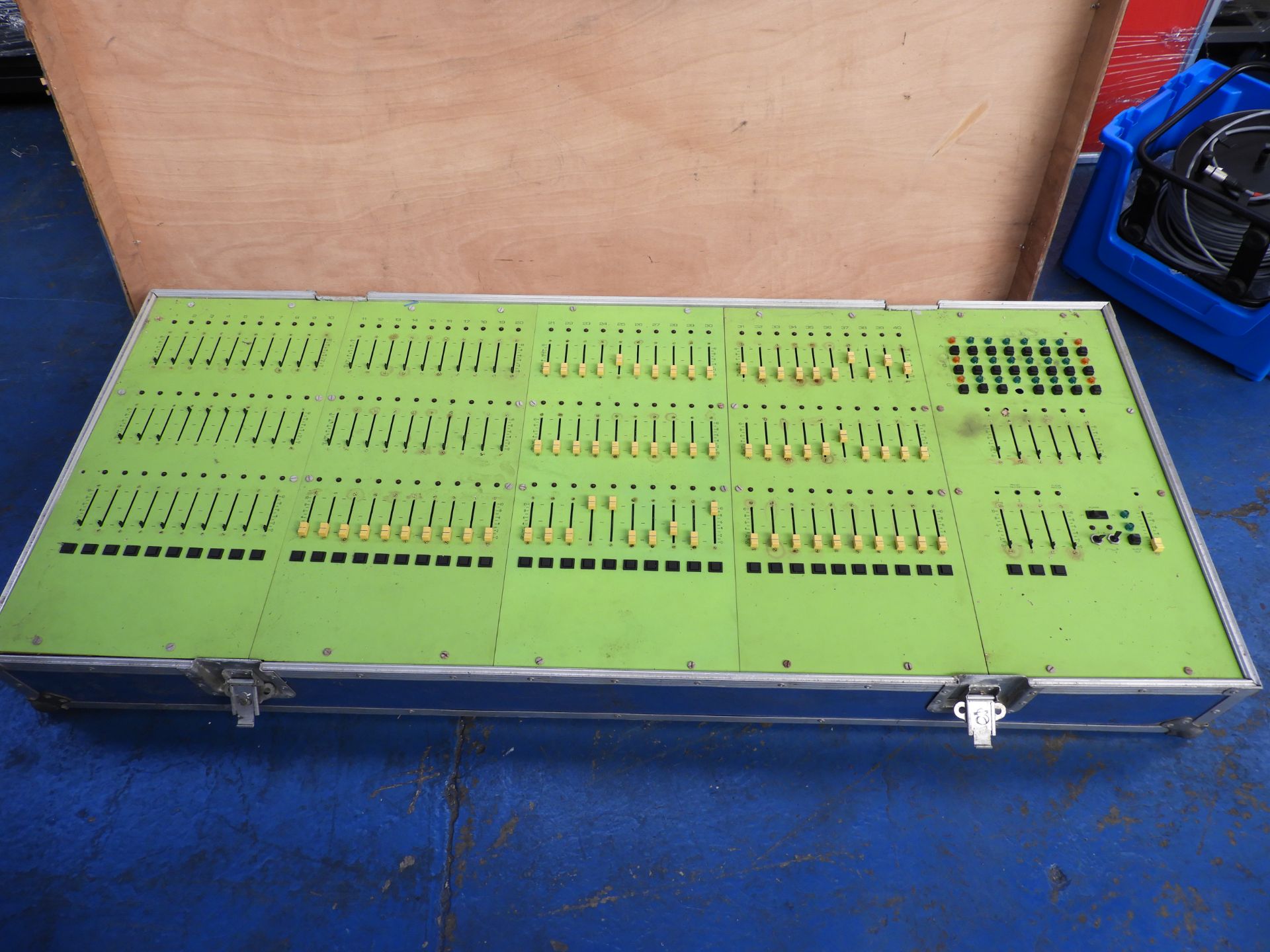 40 way 3 bank lighting console, built in to the flight case. - Image 3 of 4