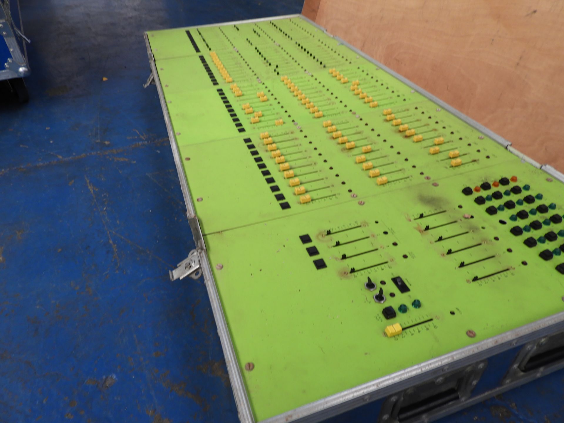 40 way 3 bank lighting console, built in to the flight case. - Image 4 of 4