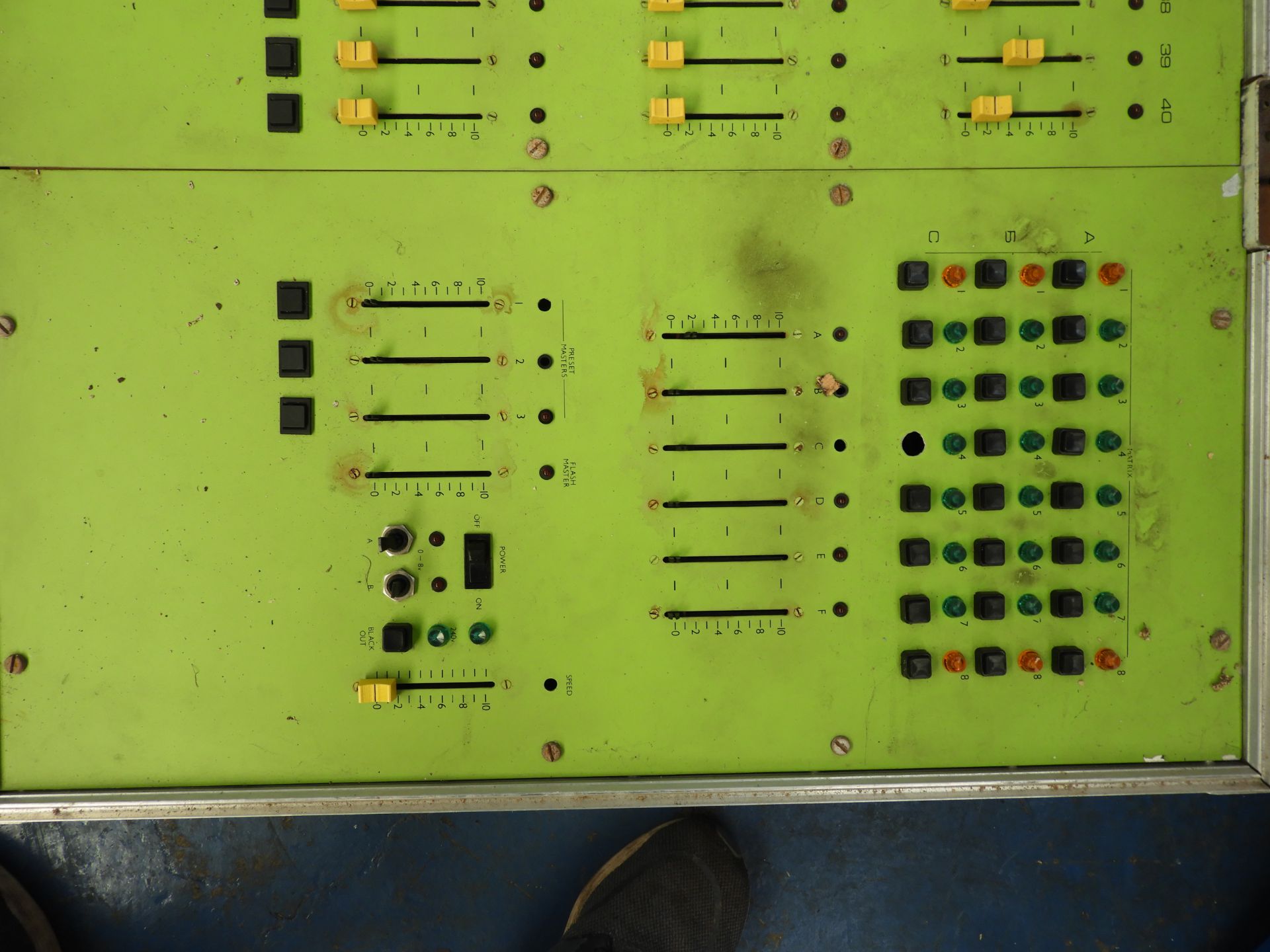 40 way 3 bank lighting console, built in to the flight case. - Image 2 of 4