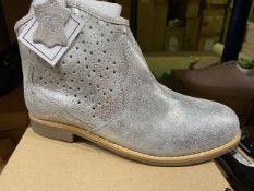NEW & BOXED SILVER BOOT SIZE JUNIOR 3