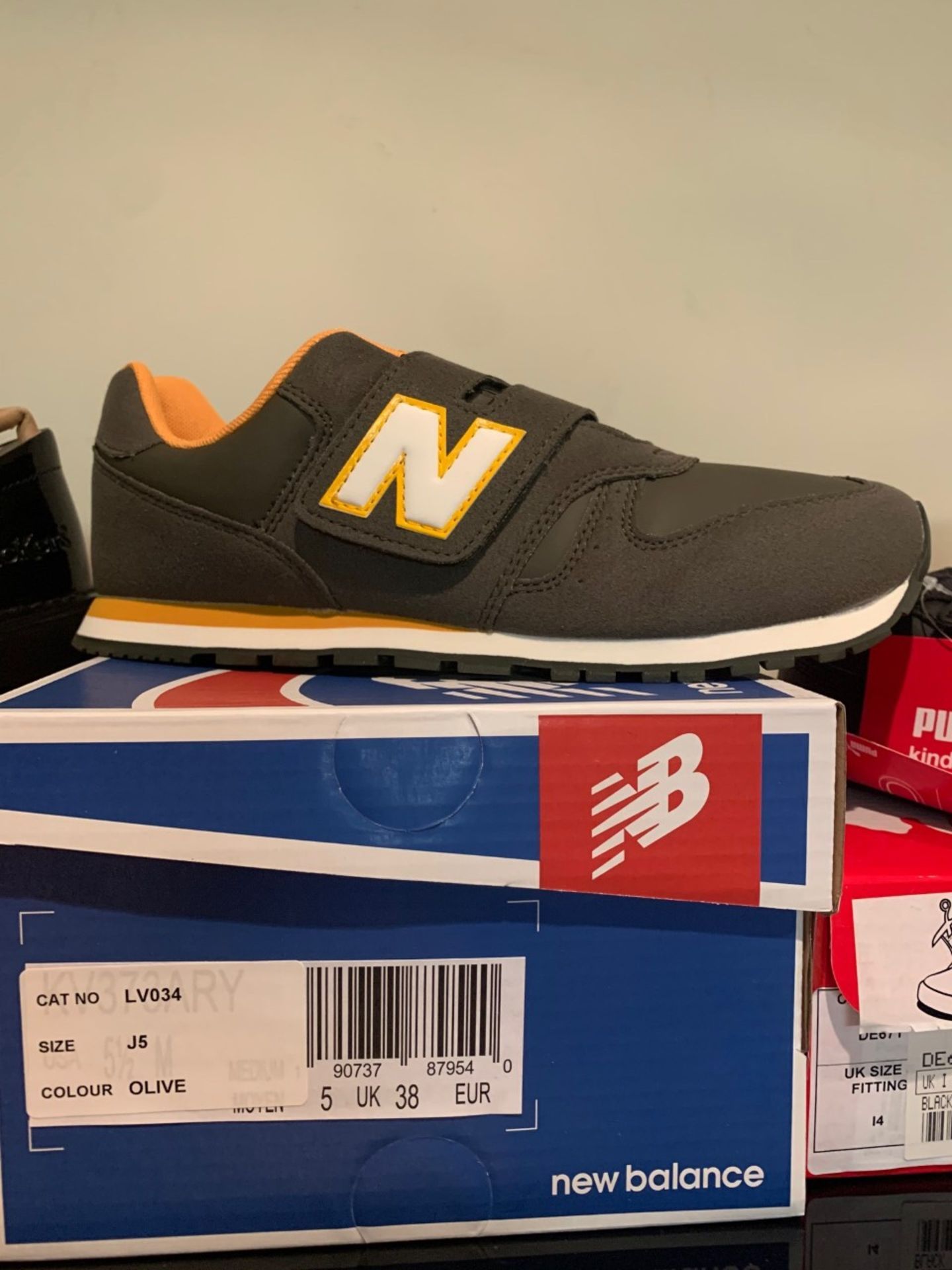 NEW & BOXED NEW BALANCE OLIVE TRAINER SIZE JUNIOR 5 (151/21)