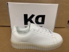 (NO VAT) 6 X BRAND NEW KIDS DIVISION WHITE LIGHT UP TRAINERS SIZE J3 (599/23)