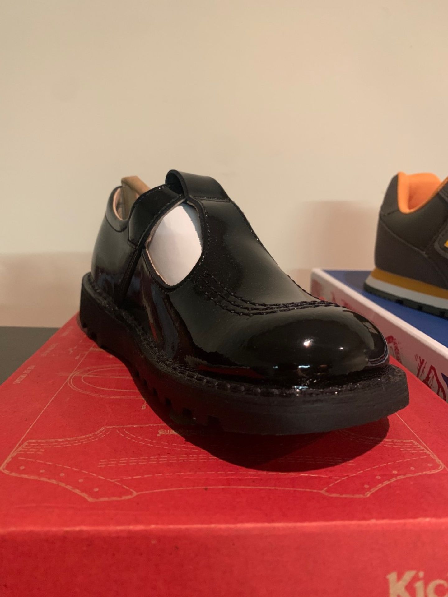 NEW & BOXED KICKERS BLACK PATENT SHOE SIZE INFANT 13 (150/21) - Image 2 of 2