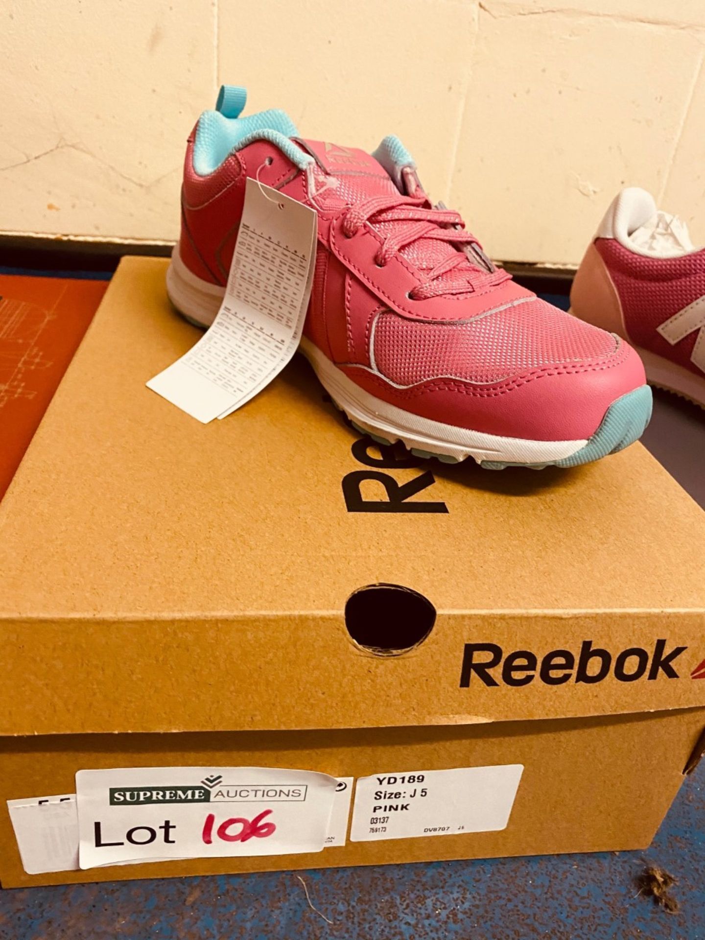 NEW & BOXED REEBOK TRAINERS SIZE JUNIOR 5 (106/7) - Image 2 of 2