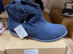 NEW & BOXED NAVY BOOT SIZE JUNIOR 6