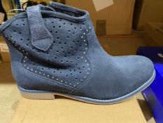 NEW & BOXED KIDS DIVISION NAVY BOOT SIZE JUNIOR 6