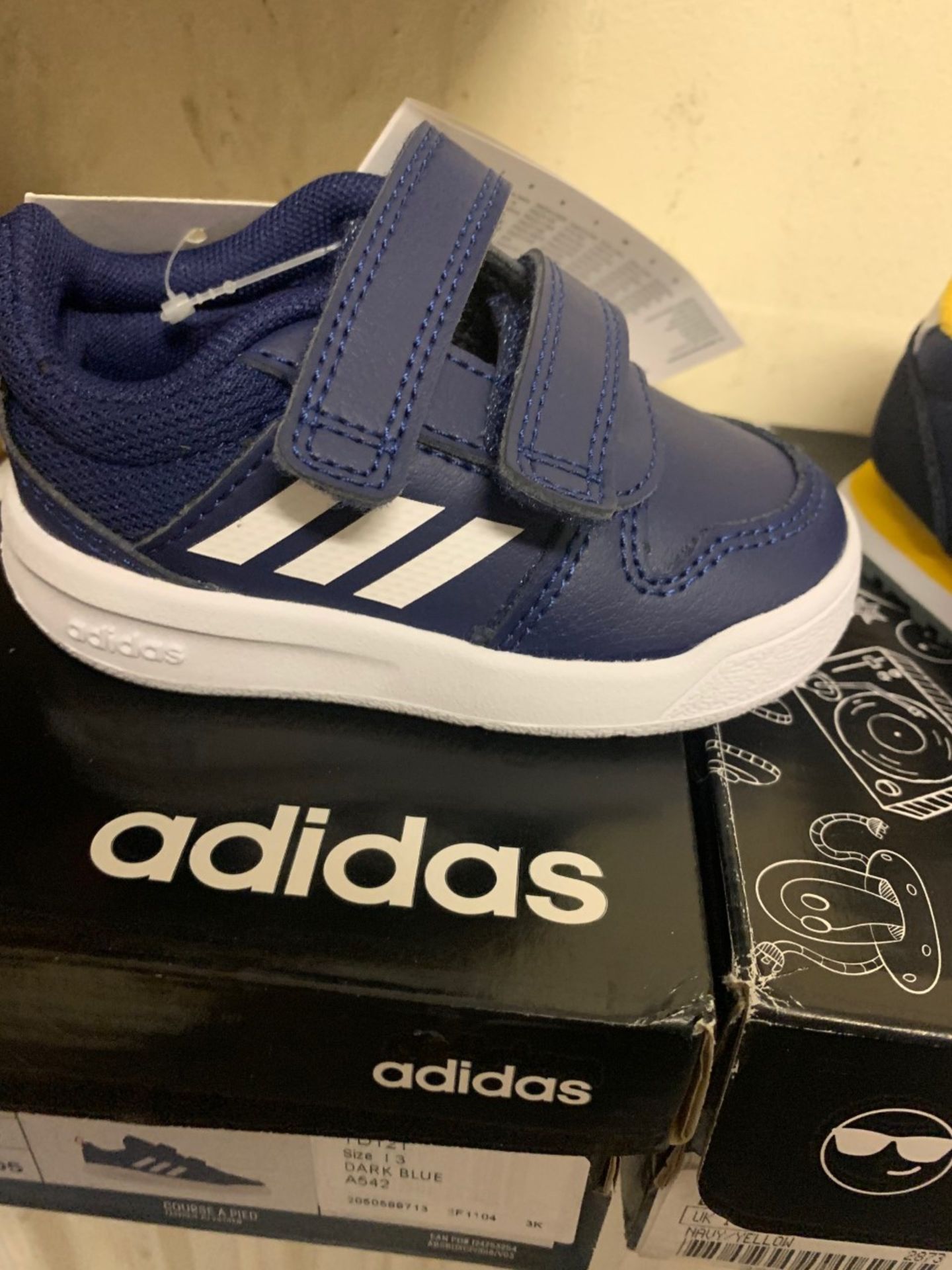 NEW & BOXED ADIDAS BLUE TRAINER SIZE INAFANT 3 (270/21) - Image 2 of 2