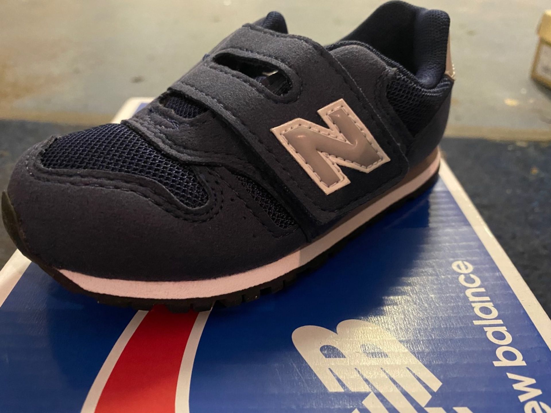 NEW & BOXED NEW BALANCE NAVY TRAINER SIZE INFANT 8 (212/21) - Image 2 of 2