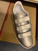 NEW & BOXED LACOSTE SILVER TRAINER SIZE JUNIOR 4 (316/21)