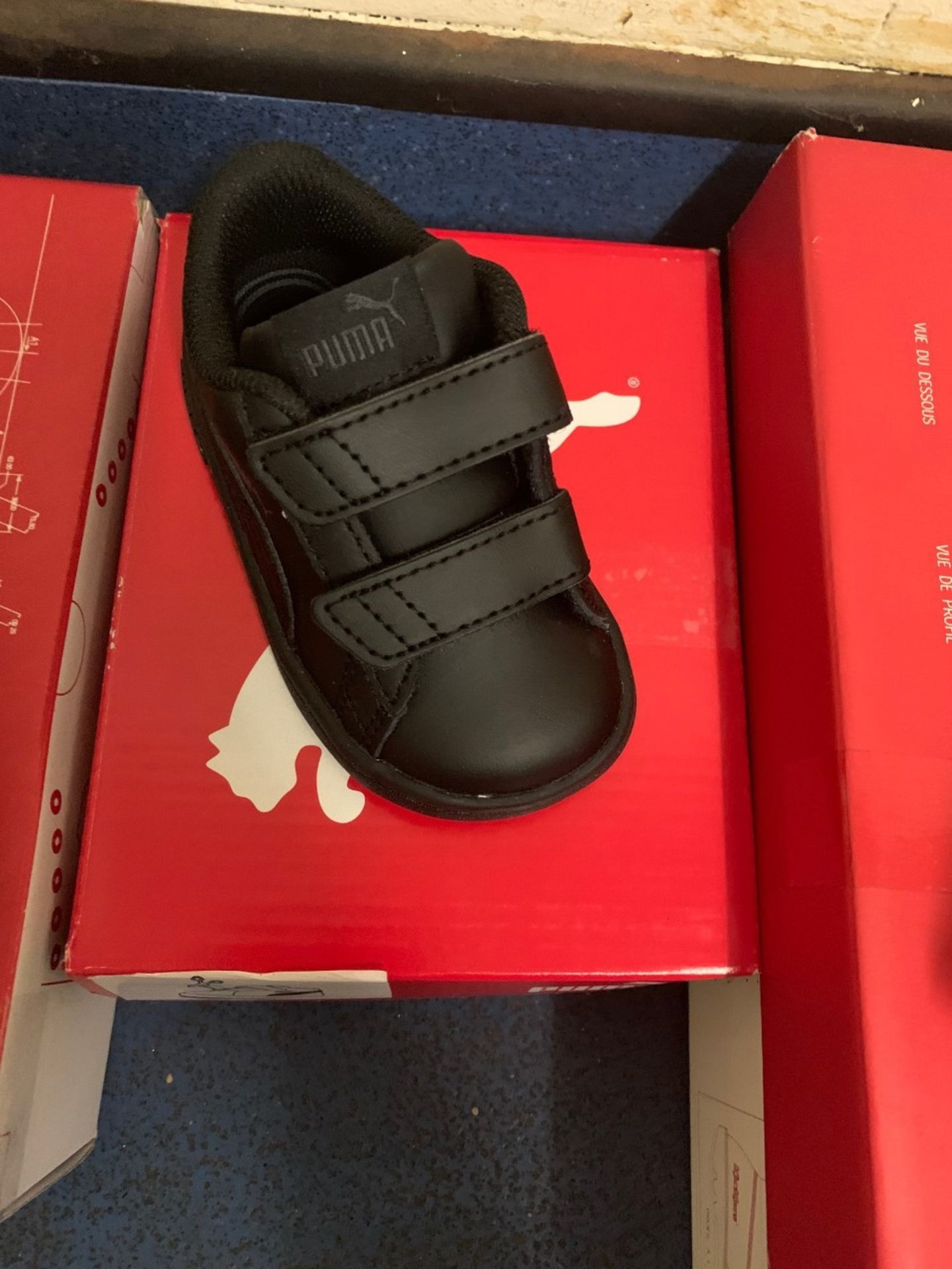 NEW & BOXED PUMA BLACK TRAINER SIZE INFANT 4 (294/21) - Image 2 of 2