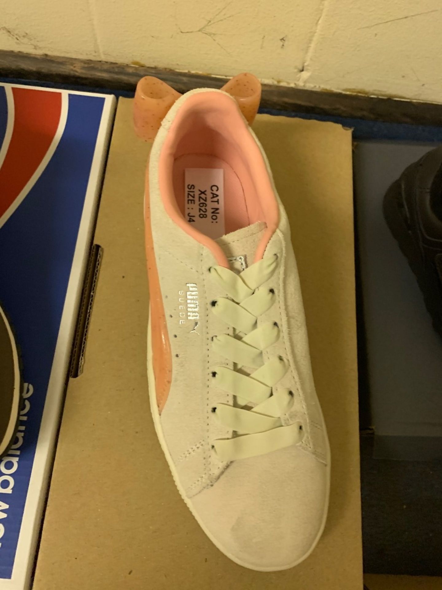 NEW & BOXED PUMA WHITE AND PEACH TRAINER SIZE JUNIOR 4 (301/21) - Image 2 of 2